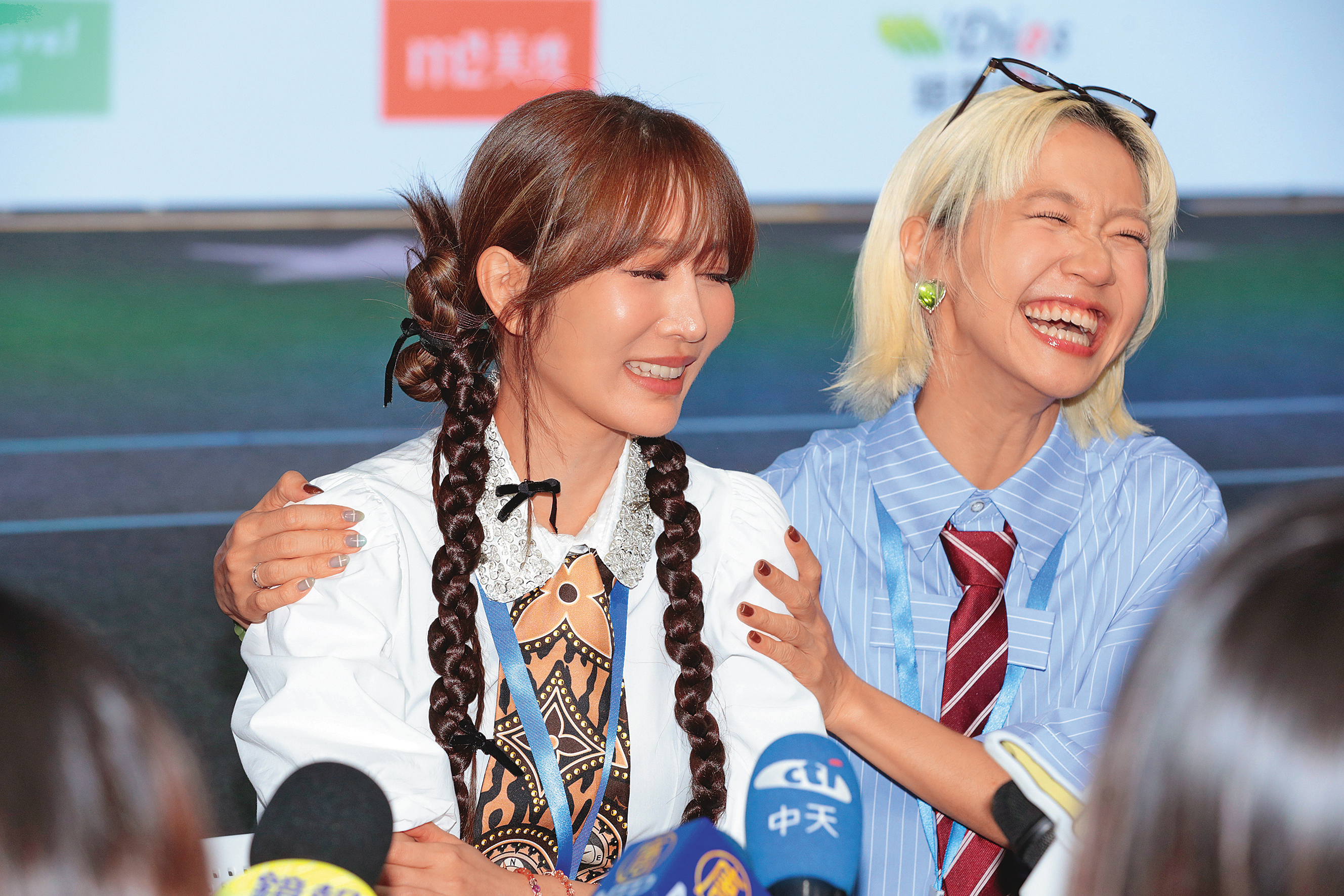 是小編的錯覺嗎？曾莞婷（左）去了趟韓國回來，怎麼覺得臉有點僵？該不會是…冷風吹太多了？（←話轉很硬）右為Lulu。