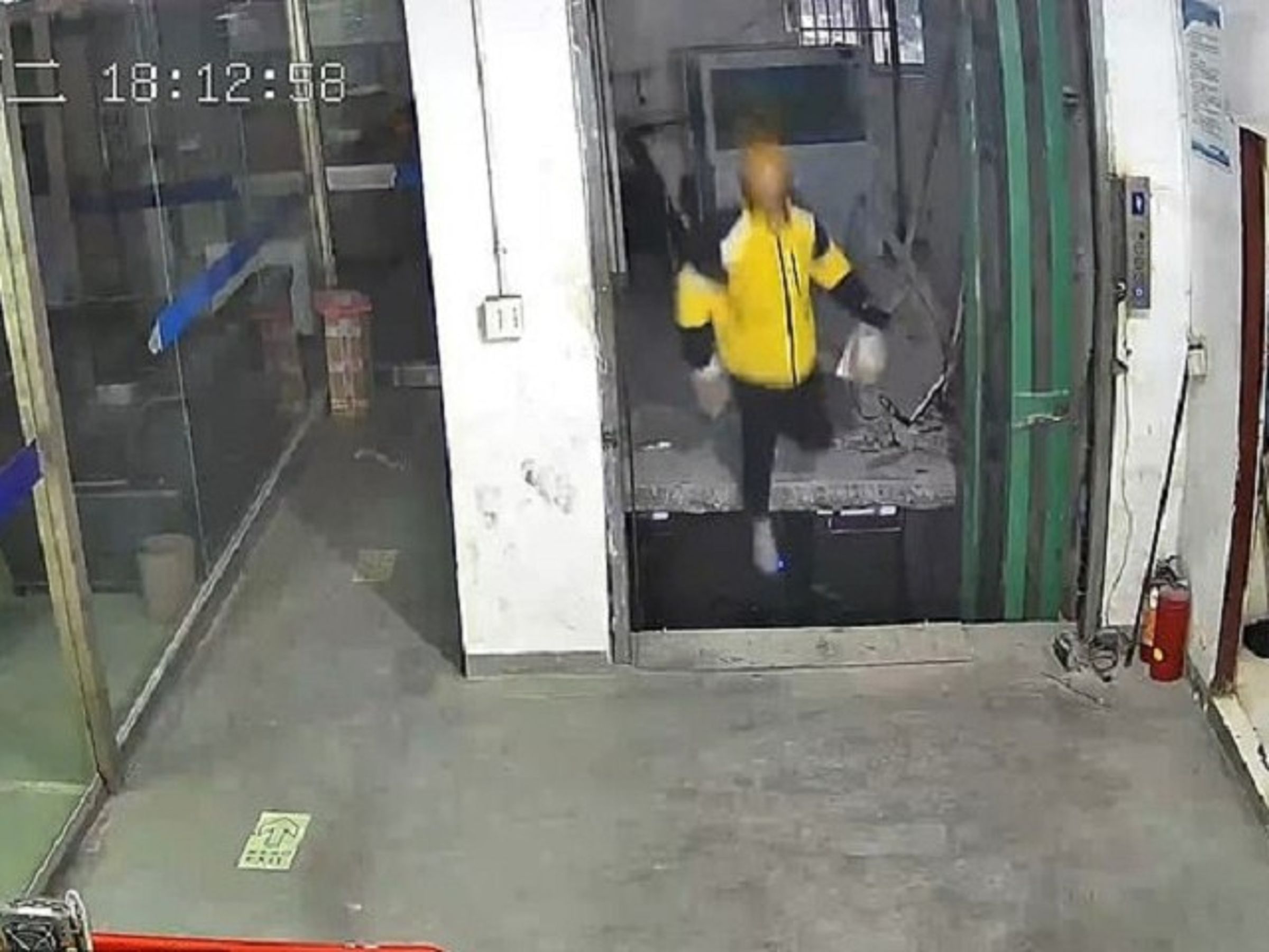 絕命外送?他送餐瞬間被消失,如墜「十八層地獄」重摔太恐怖。(翻自《每日郵報》)