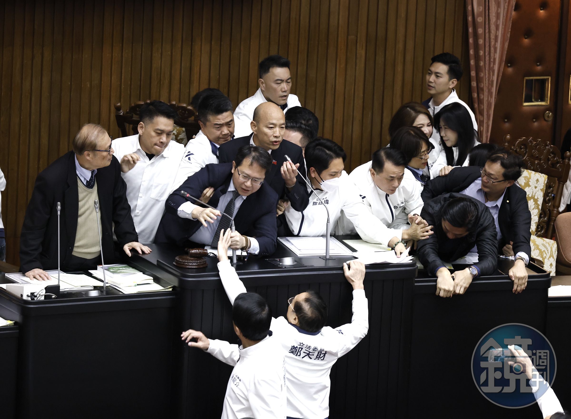 立法院今日未審查《選罷法》使朝野爆發肢體衝突，鄭天財脫口「戒嚴是為了保護台灣！」讓現場譁然。