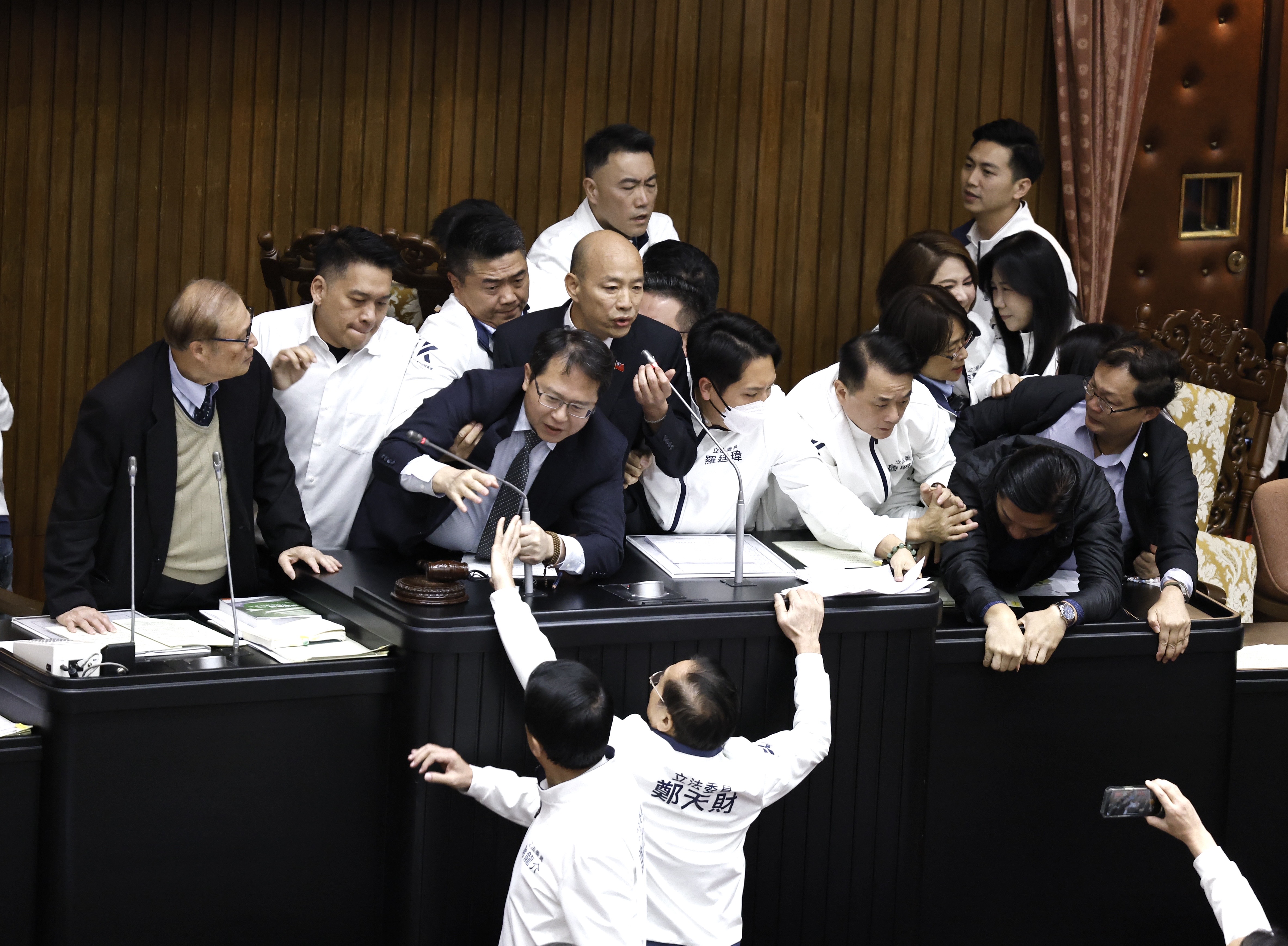 立法院今日未審查《選罷法》使朝野爆發肢體衝突，鄭天財脫口「戒嚴是為了保護台灣！」讓現場譁然。