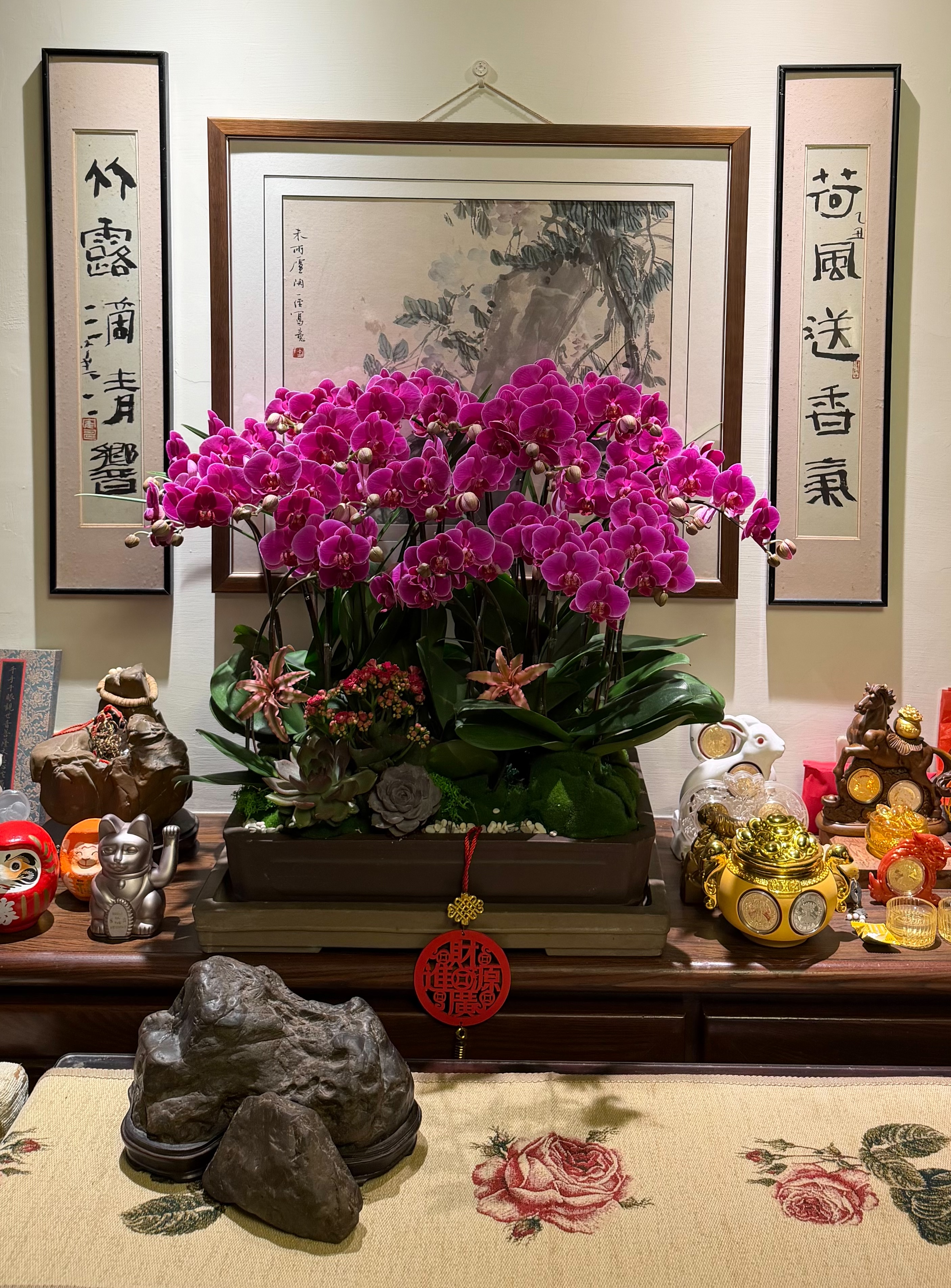 客廳正門口則放紅紫色蝴蝶蘭。