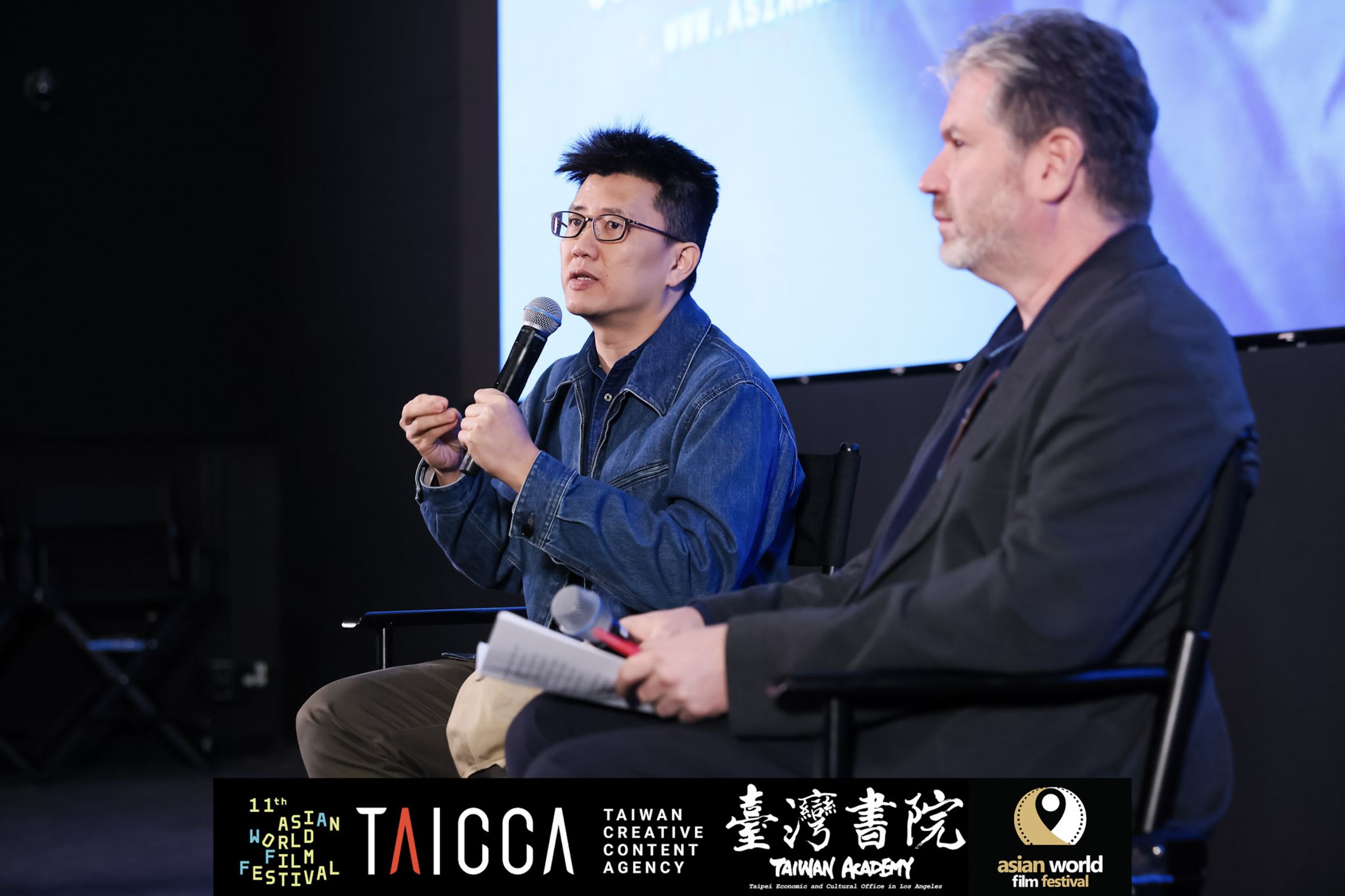 《由島至島》導演廖克發於映後座談分享紀錄片創作歷程。(文策院提供)