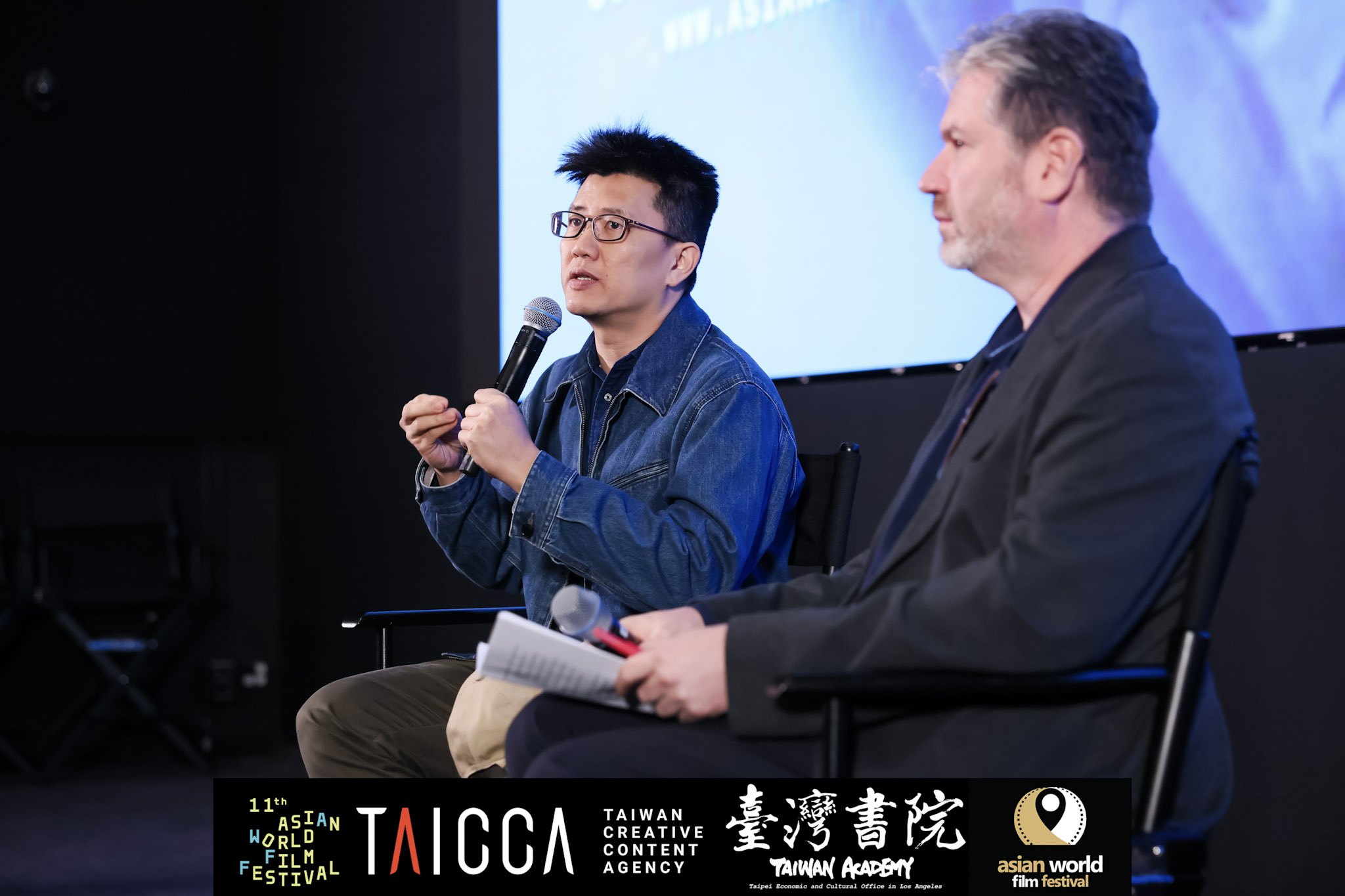 《由島至島》導演廖克發於映後座談分享紀錄片創作歷程。（文策院提供）