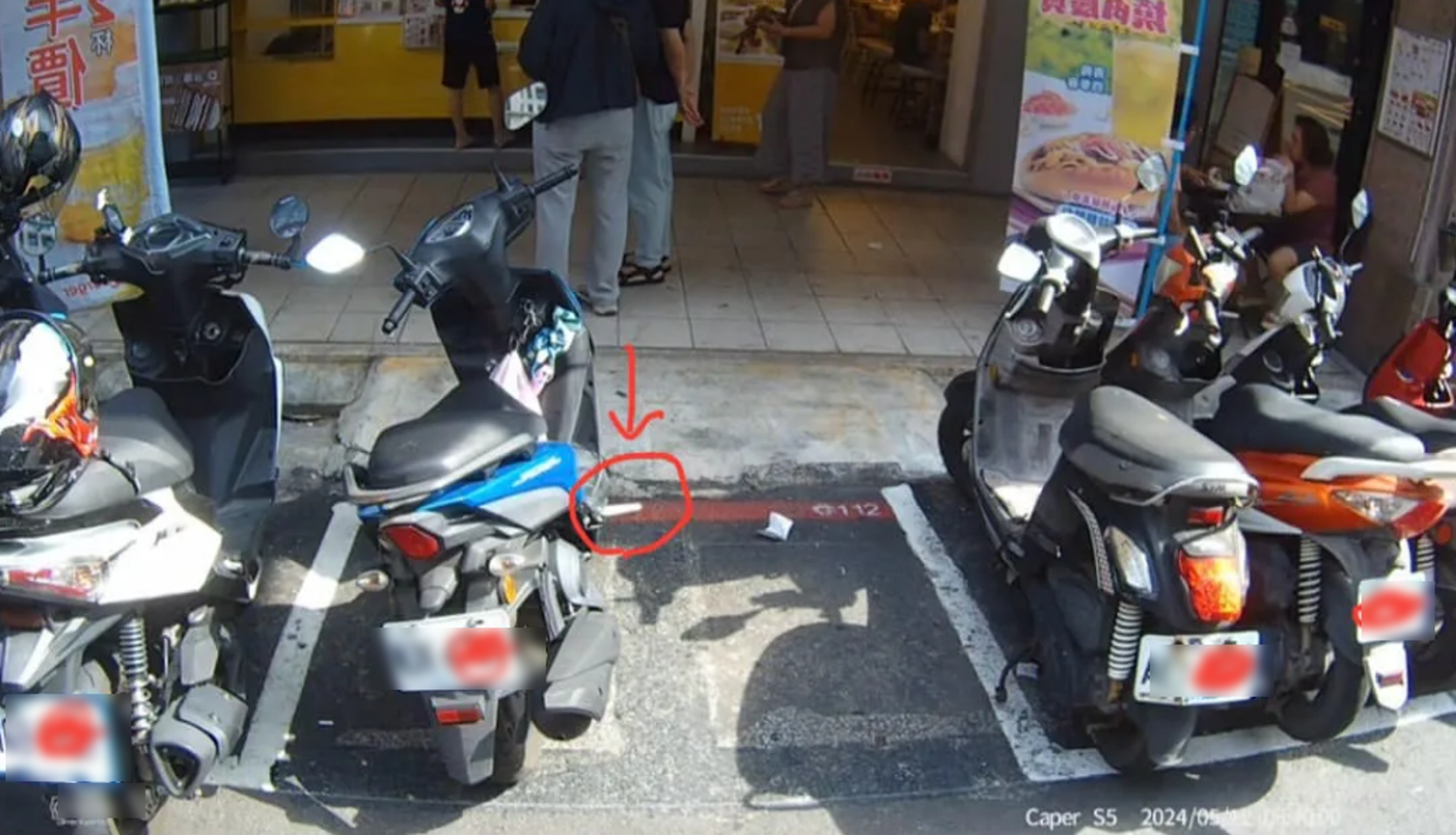 網友抱怨某機車騎士停車時不僅直接立側柱,還沒將飛旋踏板收起來。(翻攝《爆料公社》社團)