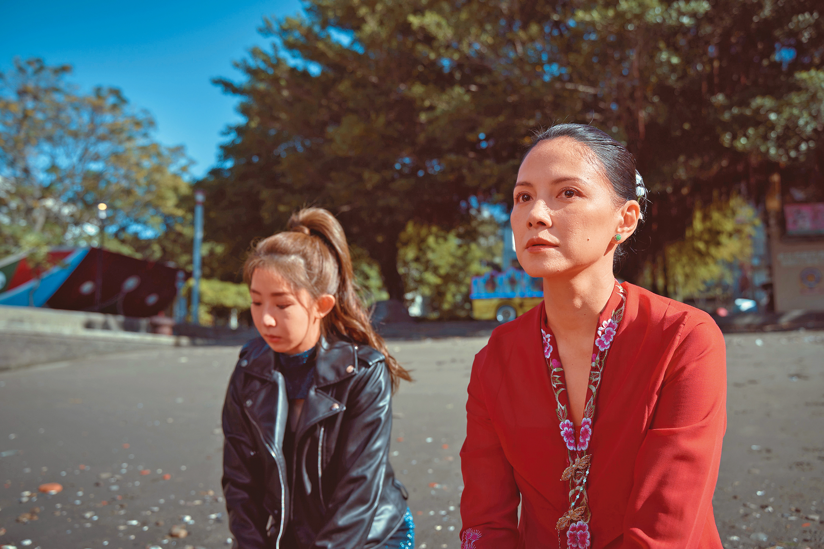 在多段式電影《愛情城事》中，郭書瑤（左）與李心潔（右）詮釋在台北萍水相逢的陌生人。（華映娛樂提供）