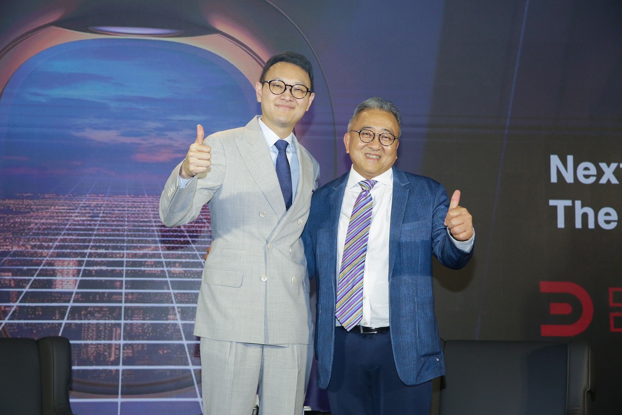 數字王國CEO謝安（左）與環亞集團創辦人宋海西（右）攜手，將AI 虛擬人、視覺特效技術結合觀光旅遊業。