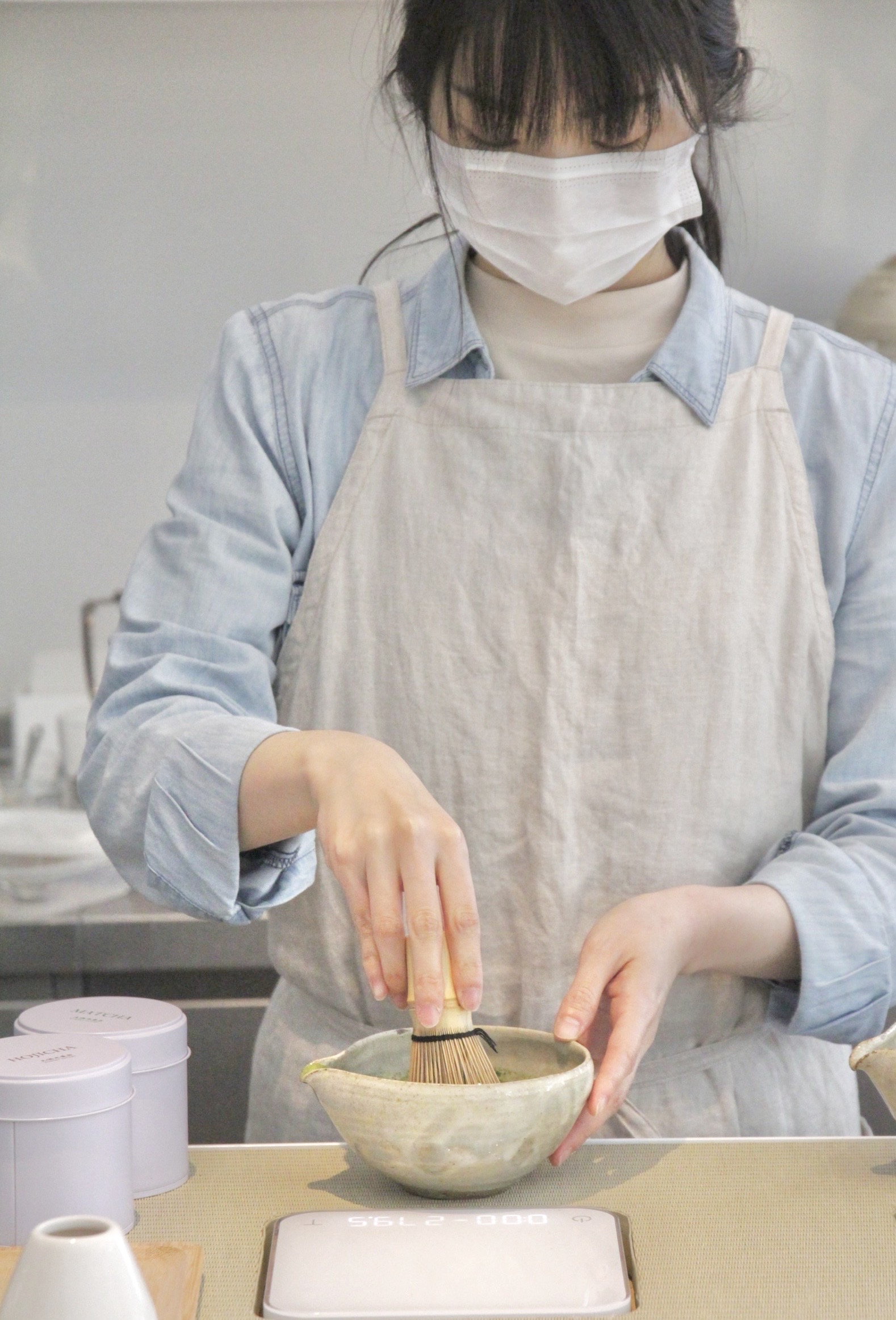 菜單上的抹茶飲品原料來自京都宇治，工作人員也會現場手刷抹茶製作飲料。