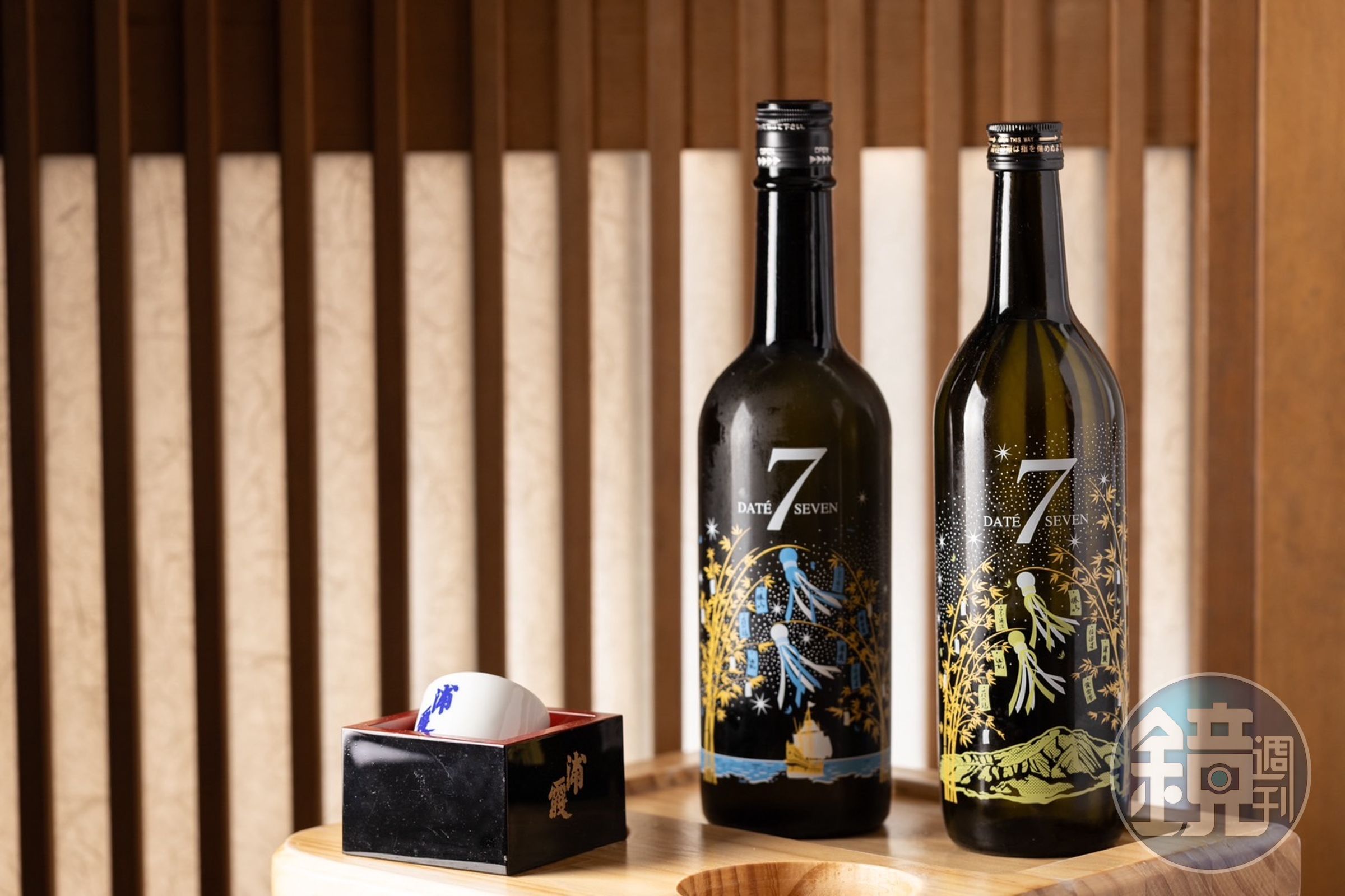 多家酒造為聯合釀造的一期一會限定酒款「DATE SEVEN SEASON II」,圖為2024年以七夕為題的「墨廼江style 彥星瓶」(左)與「勝山style 織姬瓶」(右)。(皆2,310元/720ml)