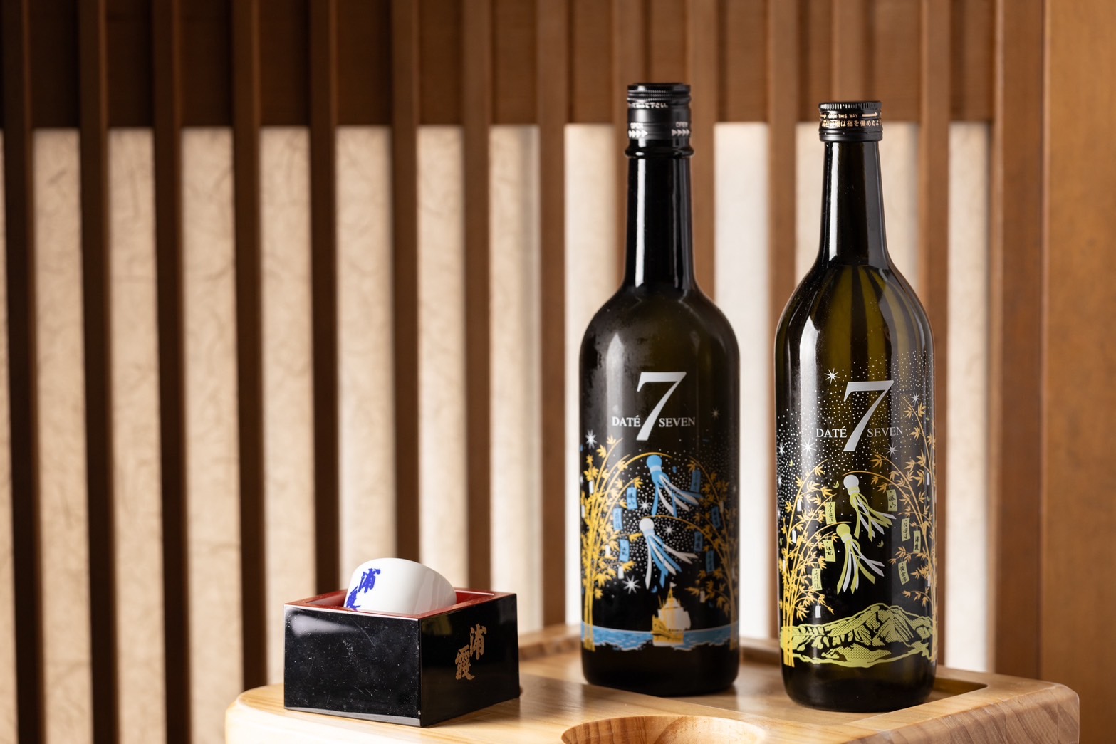 多家酒造為聯合釀造的一期一會限定酒款「DATE SEVEN SEASON II」,圖為2024年以七夕為題的「墨廼江style 彥星瓶」(左)與「勝山style 織姬瓶」(右)。(皆2,310元/720ml)