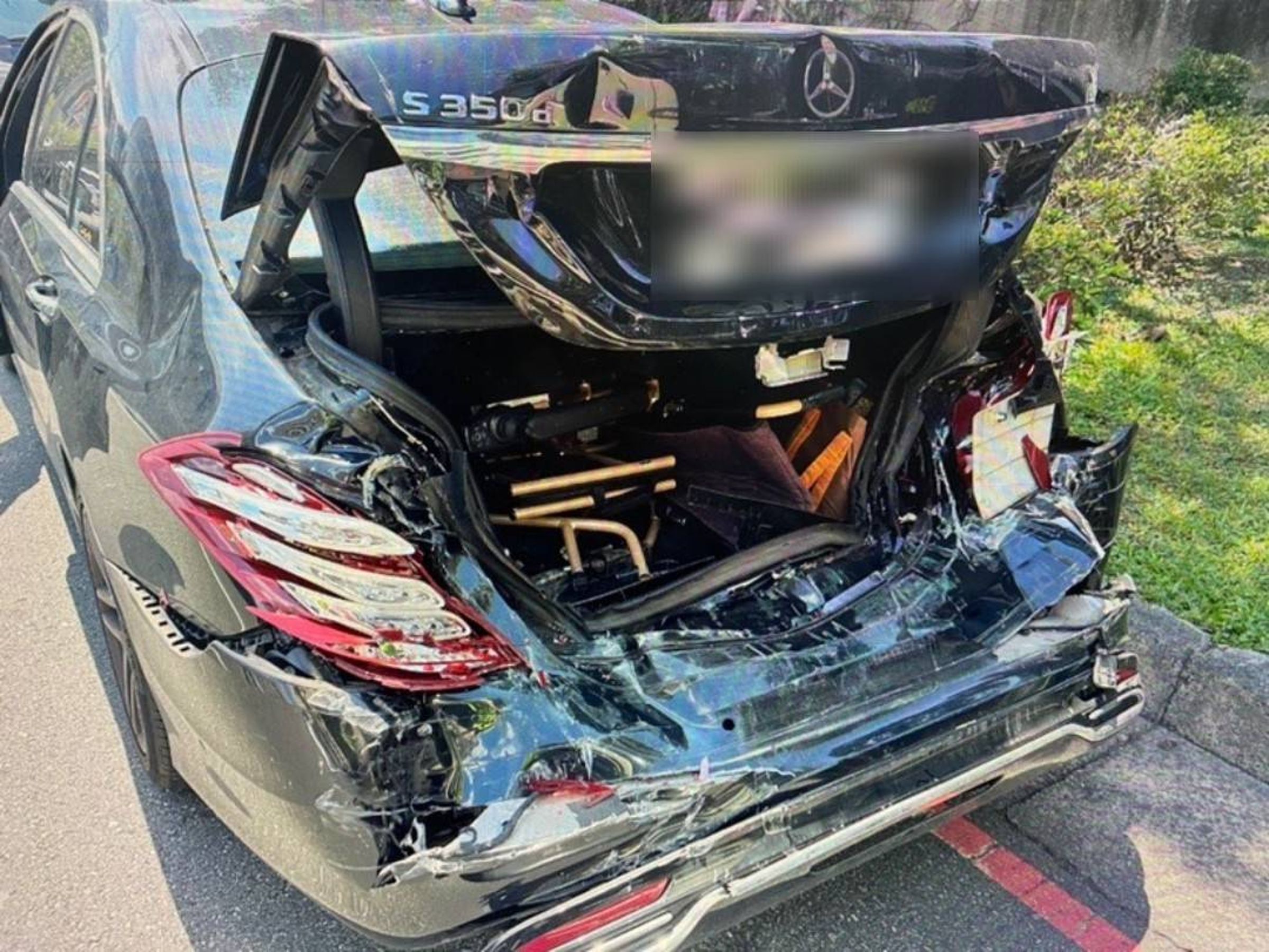 賓士車被追撞，導致後車尾嚴重毀損。（翻攝畫面）