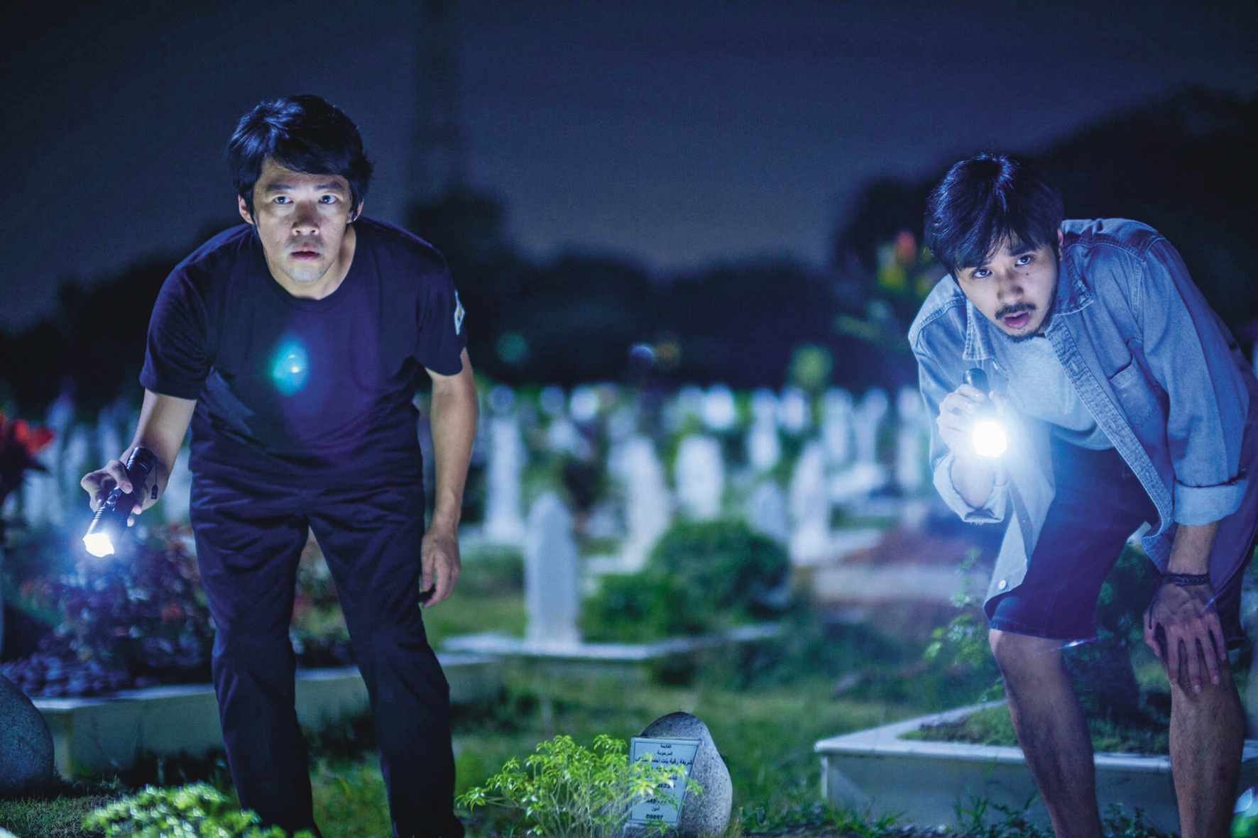 兄弟倆的父親過世後被宗教局認定須按照伊斯蘭教規入殮，因而半夜來墓園「盜屍」。	（甲上提供）