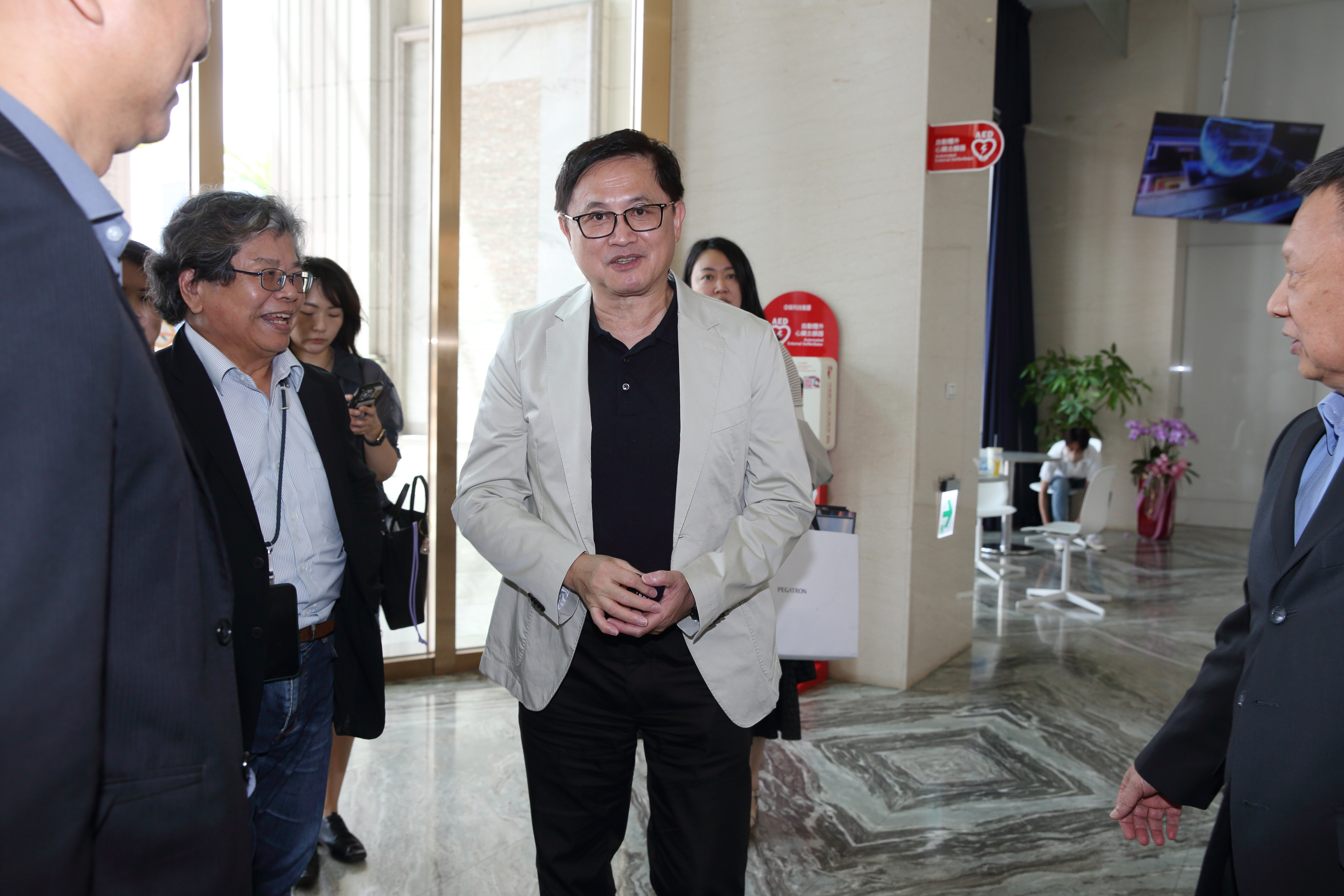 和碩集團董事長童子賢下午現身鏡電視，對外闡述對能源議題的看法。