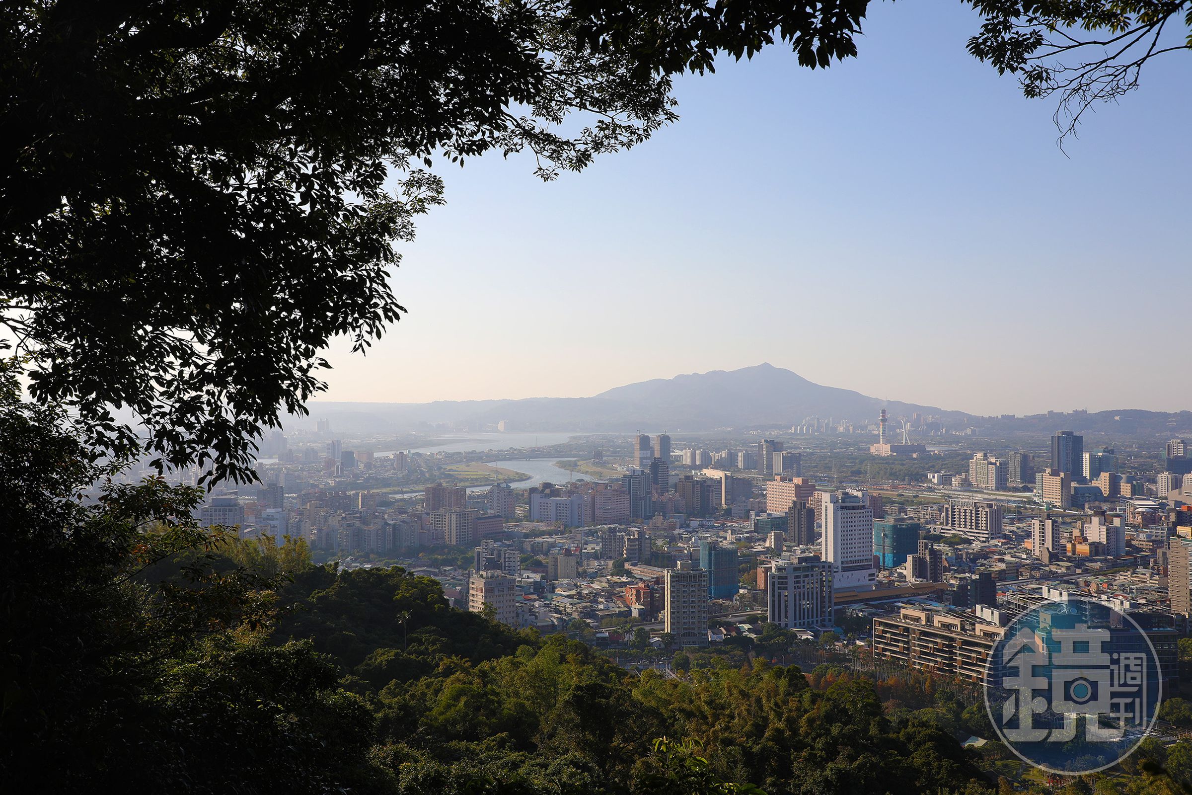 天氣晴朗時，從「七美觀音夕照觀景平台」可遠眺淡水、關渡與觀音山方向，是午後時段頗受歡迎的停留點。