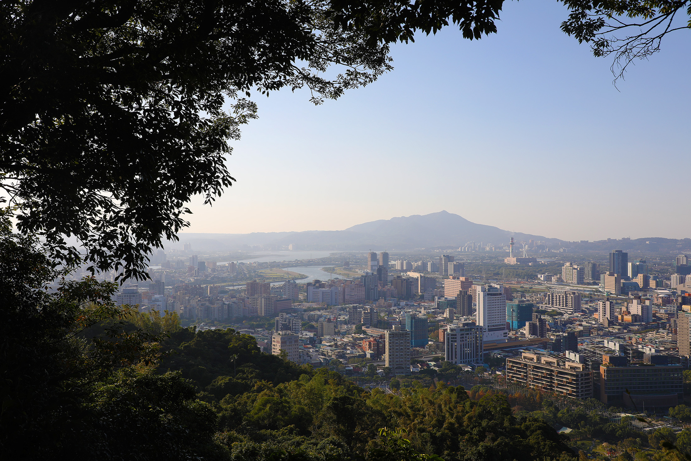 天氣晴朗時，從「七美觀音夕照觀景平台」可遠眺淡水、關渡與觀音山方向，是午後時段頗受歡迎的停留點。