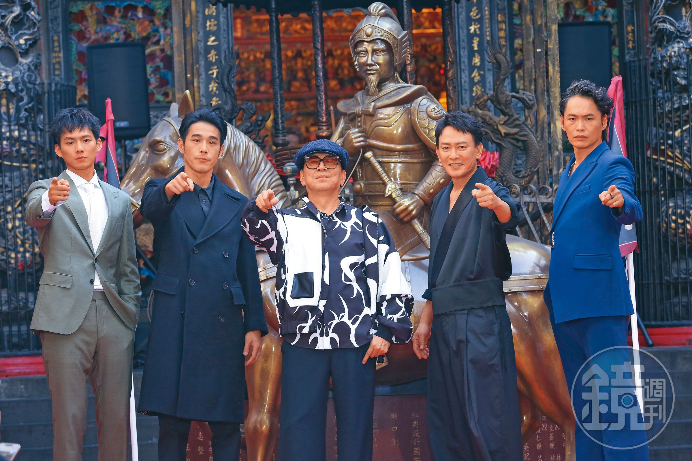 王識賢（右2）與吳念軒（左起）、黃騰浩、高捷及黃鐙輝演出黑幫電影《角頭—鬥陣欸》，票房表現相當亮眼。