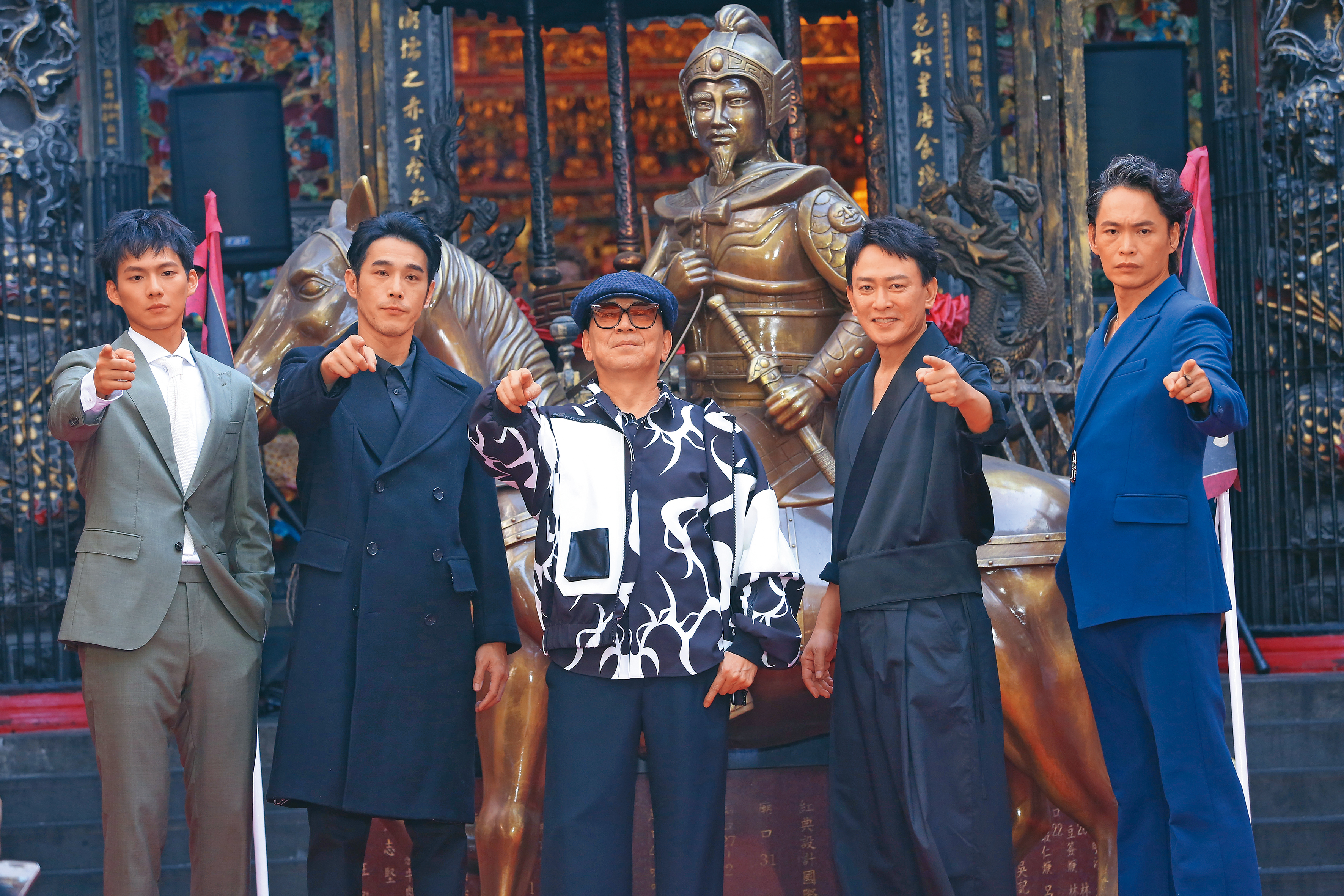 王識賢(右2)與吳念軒(左起)、黃騰浩、高捷及黃鐙輝演出黑幫電影《角頭—鬥陣欸》,票房表現相當亮眼。