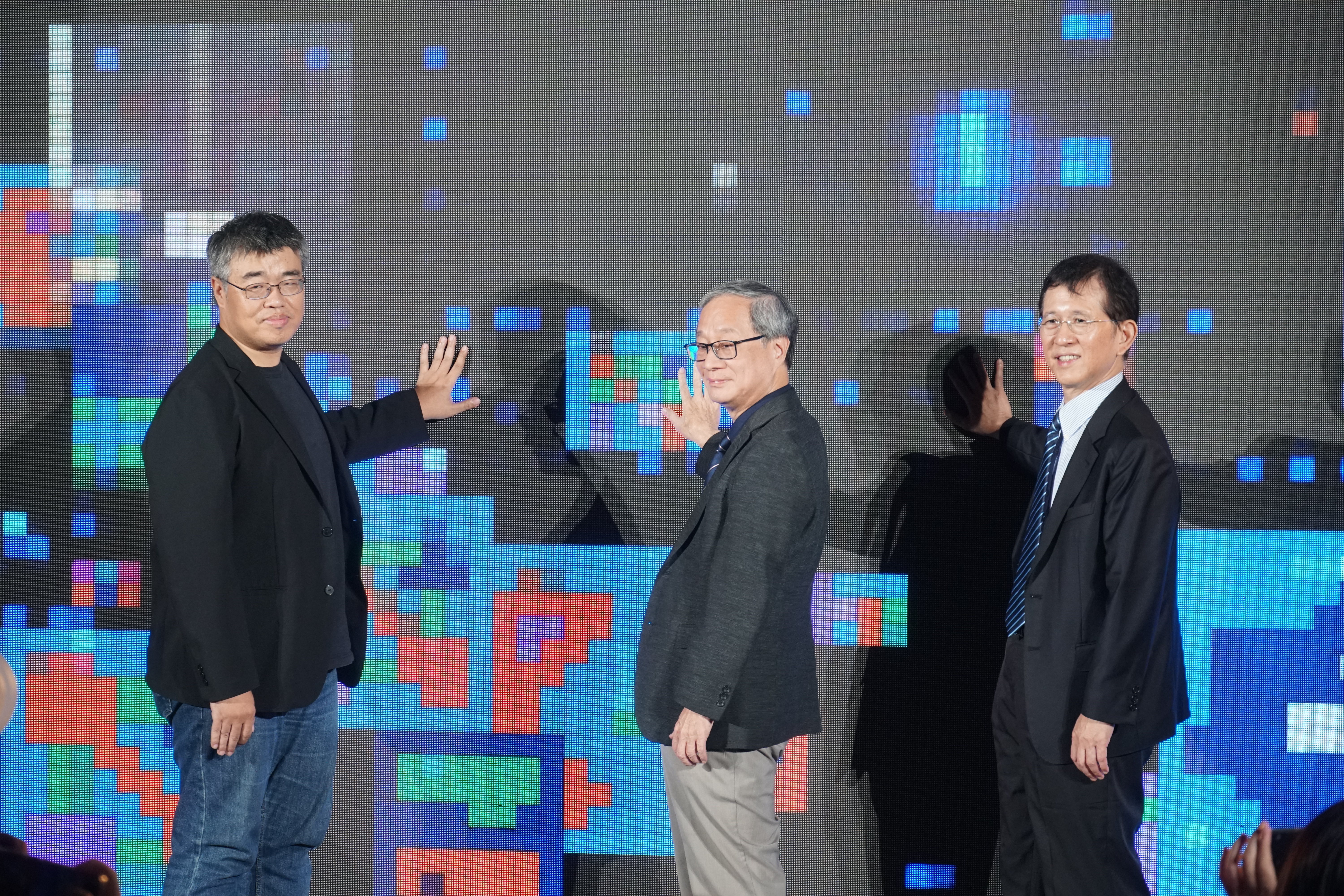文化部長李遠(中)、數發部長黃彥男(右)、高雄市副市長李懷仁(左)一同為TTXC揭開序幕。