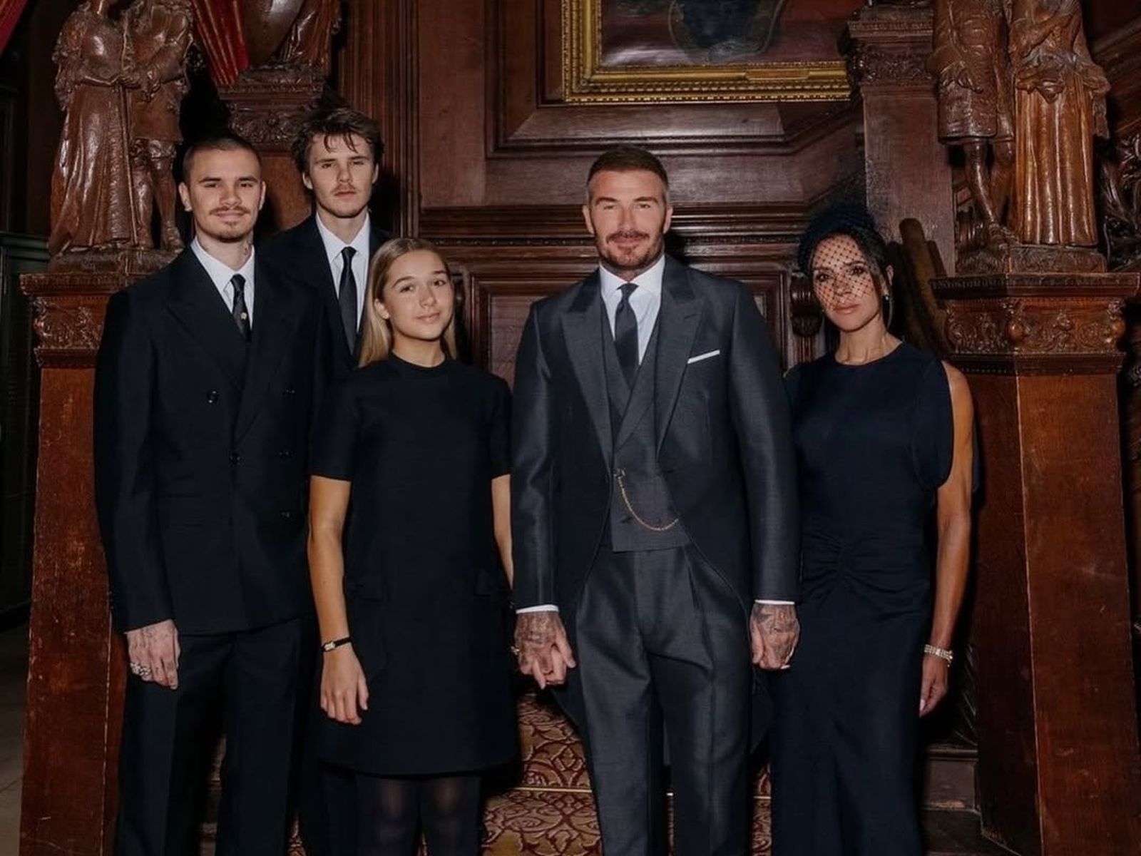 貝克漢正式封爵!一家人齊聚「獨缺長子布魯克林」 貝嫂親製禮服有寓意