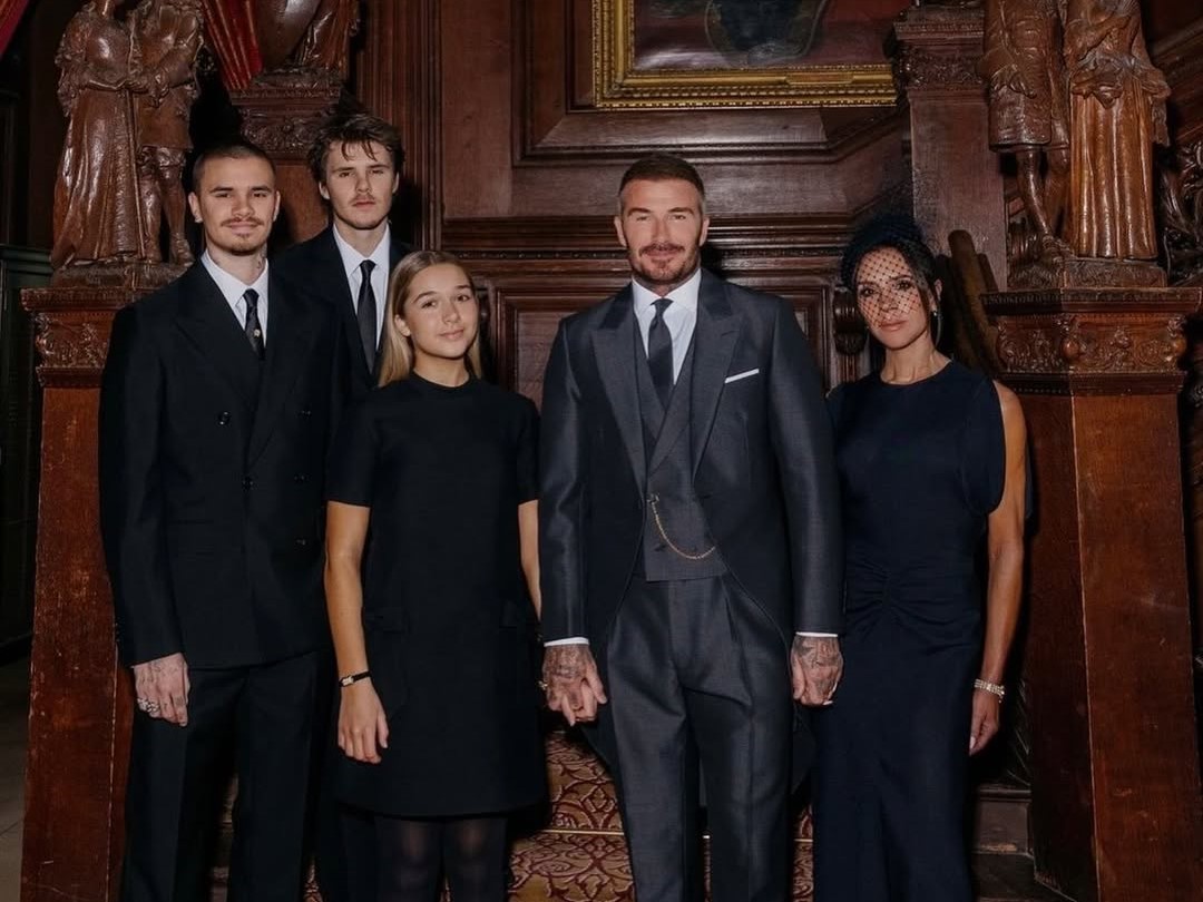 貝克漢封爵之日,貝嫂和3名子女羅密歐、克魯茲、哈珀陪同在側,獨缺長子布魯克林。(翻攝victoriabeckham IG)