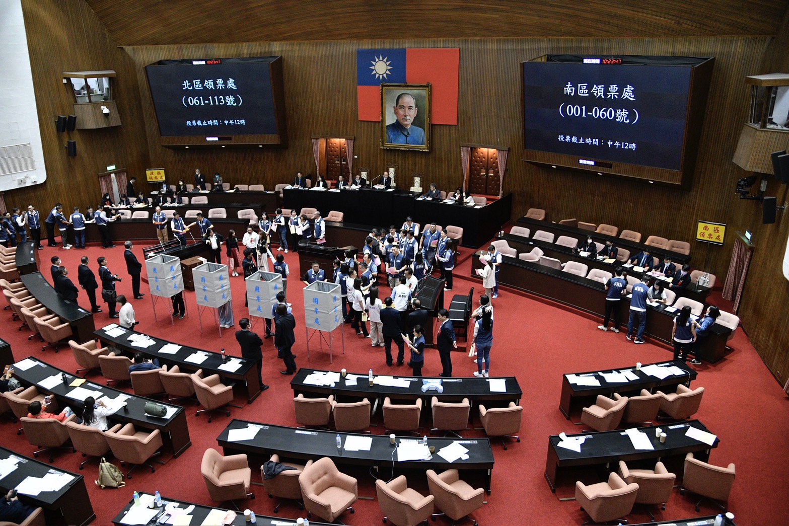 立法院今針對覆議案進行表決，藍白以人數優勢成功維持原決議。