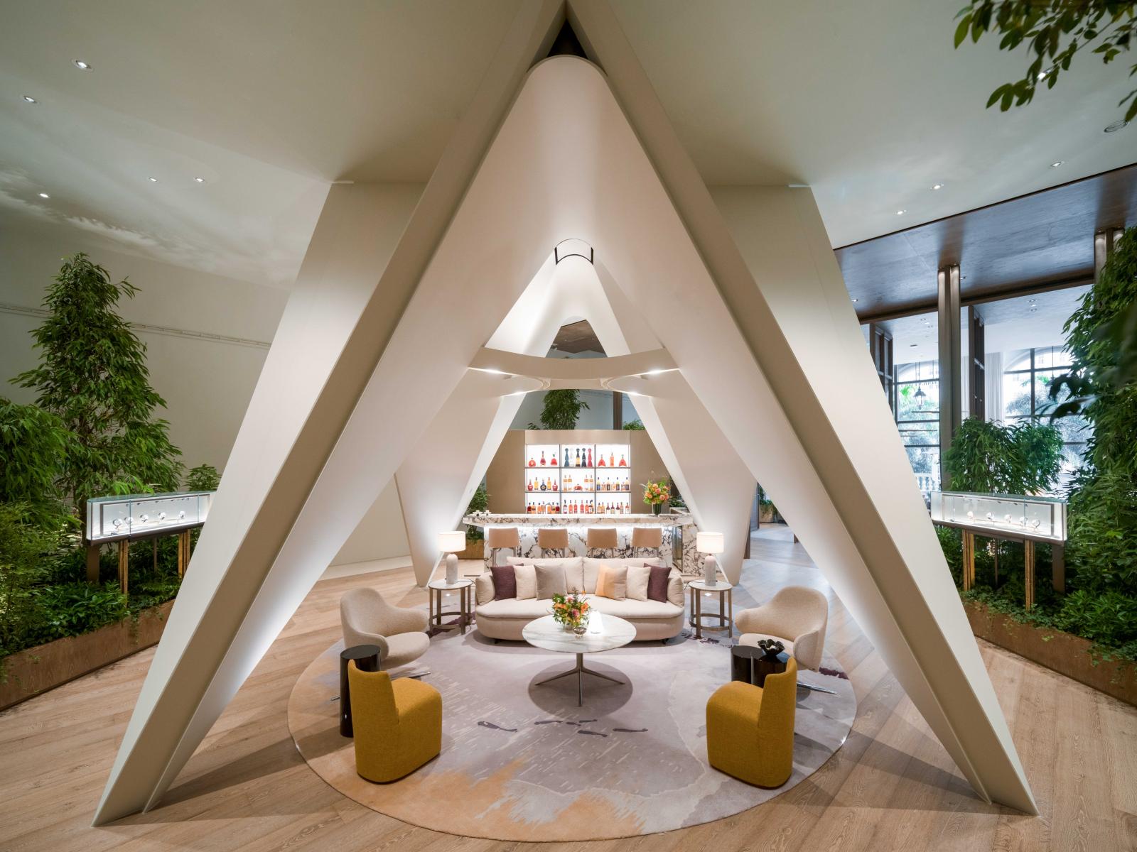 愛彼在澳門「四季名店」開設的全新澳門AP House，日前開始試營運。此為愛彼全球第23家AP House，而且全亞洲規模最大，空間使用極為奢侈。圖為中央吧台區，在挑高空間設計了一座A字形的景觀結構，氣勢驚人。