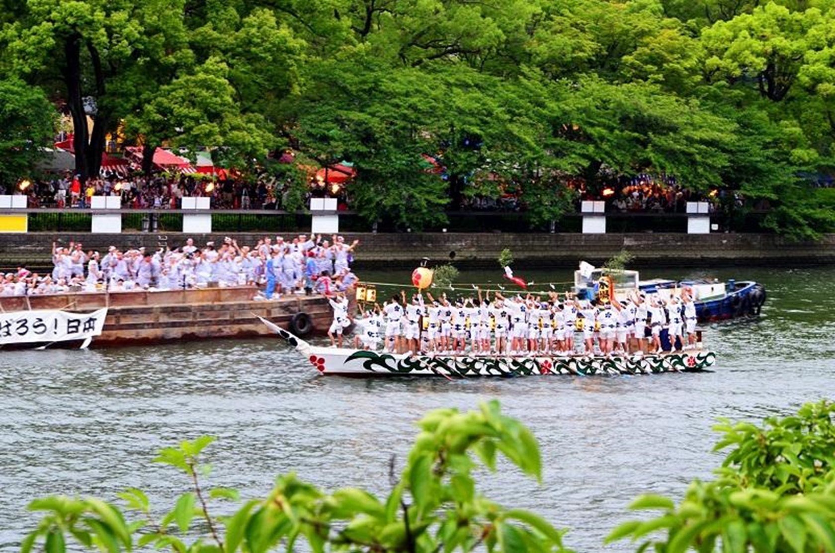 「大阪天神祭」是為祈求農作物豐收和國家安寧而舉行的祭祀活動，又被稱作「火與水的祭典」。（樂天旅遊提供）