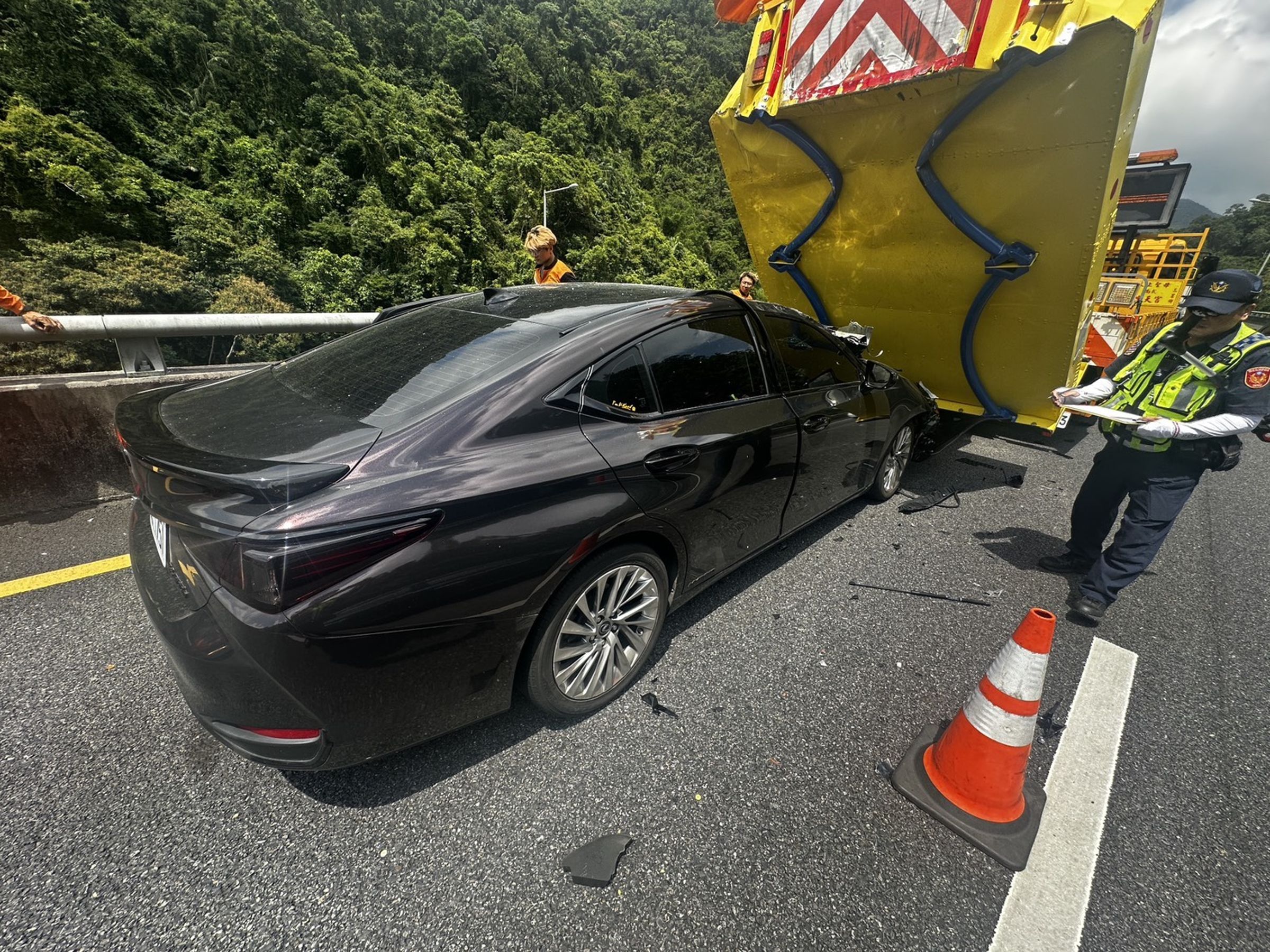 肇事駕駛因開啟自動輔助駕駛系統，未注意車前狀況追撞緩撞車。（翻攝畫面）