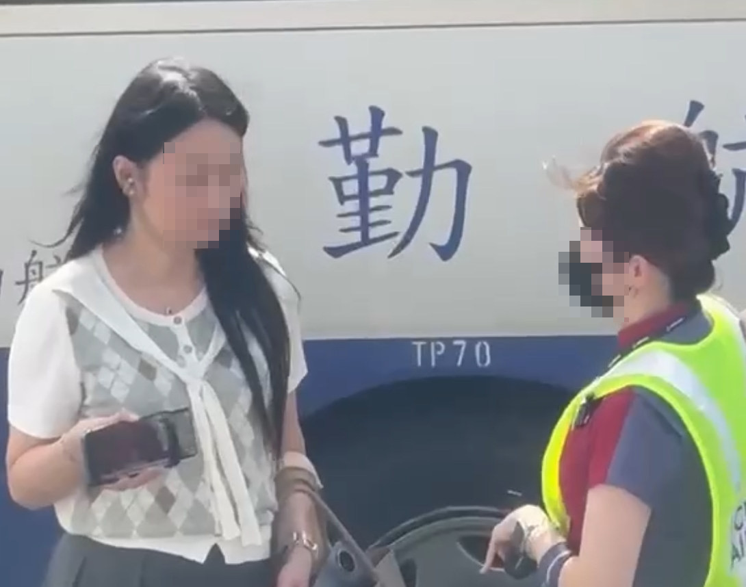 今日下午,華航自桃園起飛往廣州的班機因乘客恐慌症發作欲下機,現場機組人員協助安撫。(照片為讀者提供)