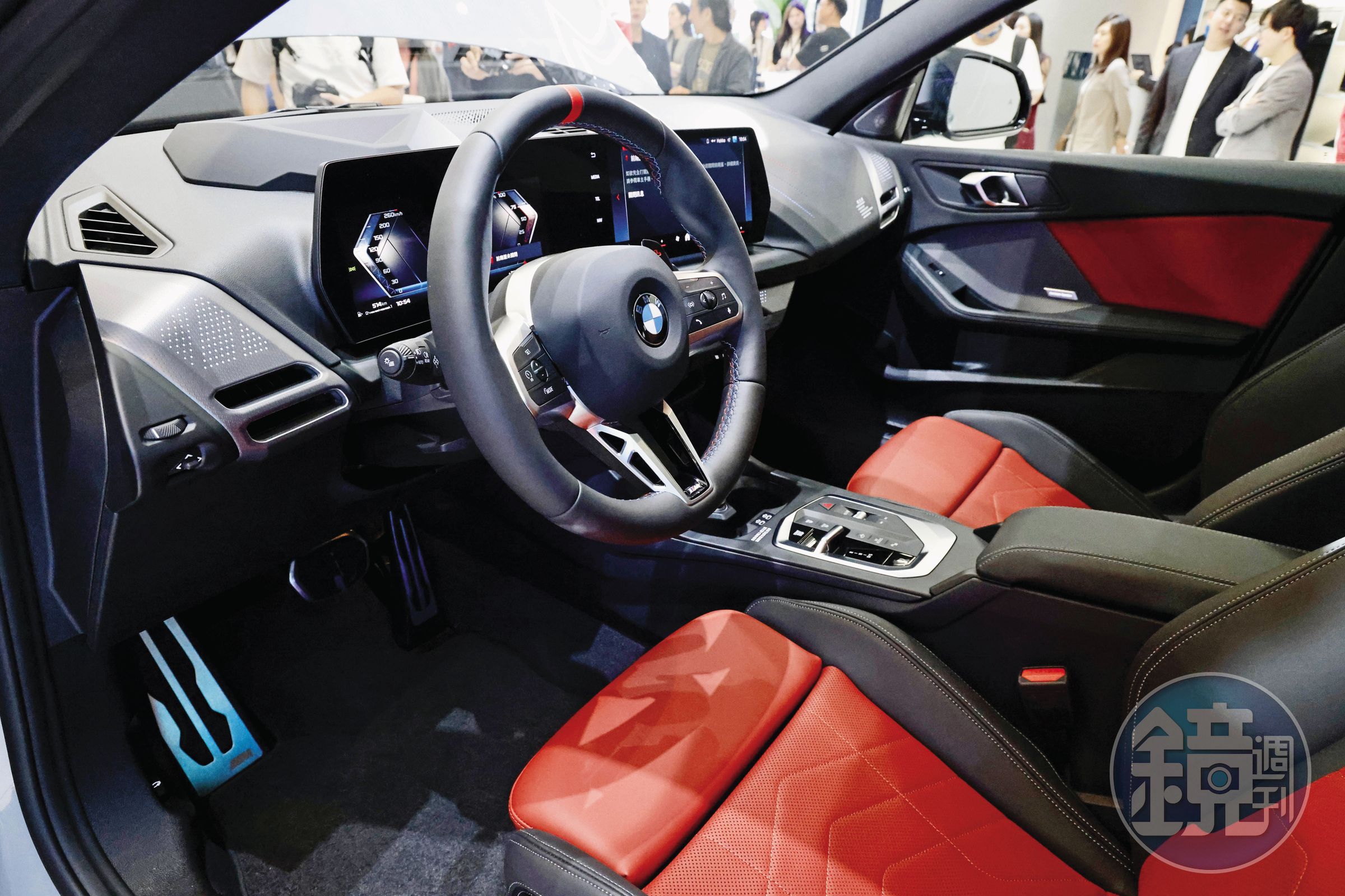 BMW豪車配備OLED多曲面螢幕，絢麗的科技感非常搶眼。
