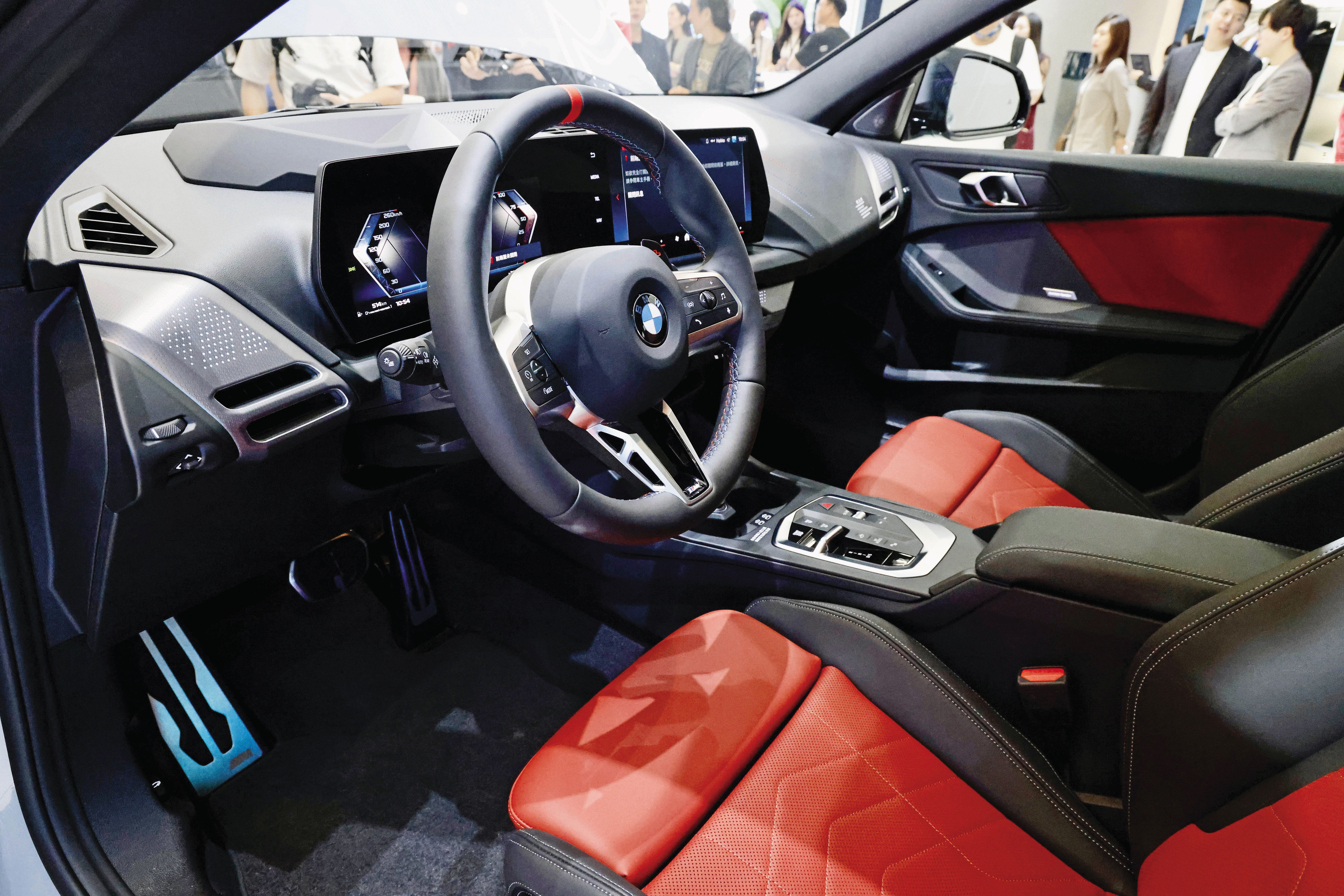 BMW豪車配備OLED多曲面螢幕，絢麗的科技感非常搶眼。
