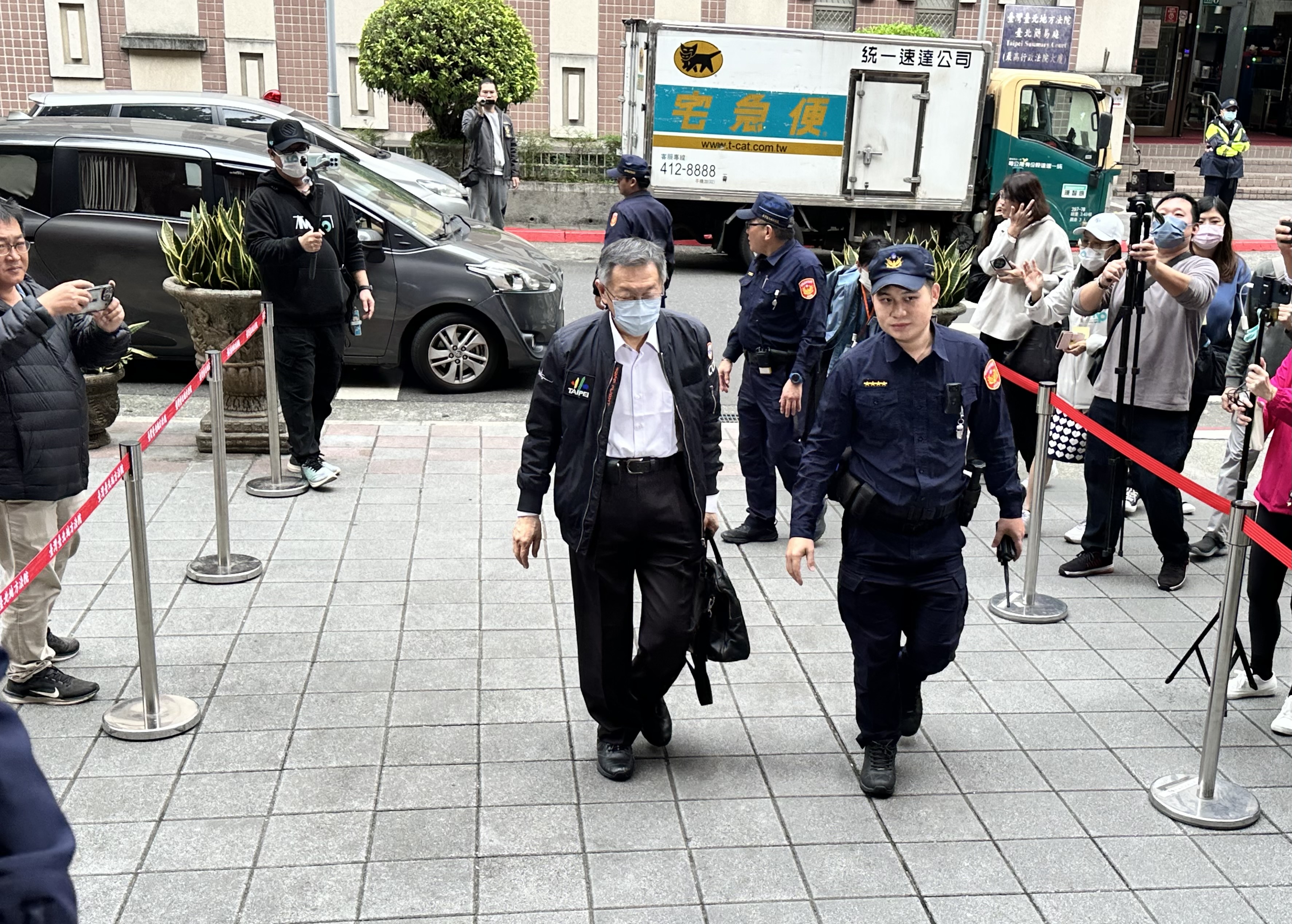 民眾黨前主席柯文哲今未被傳喚，仍主動到庭參加京華城案審理。