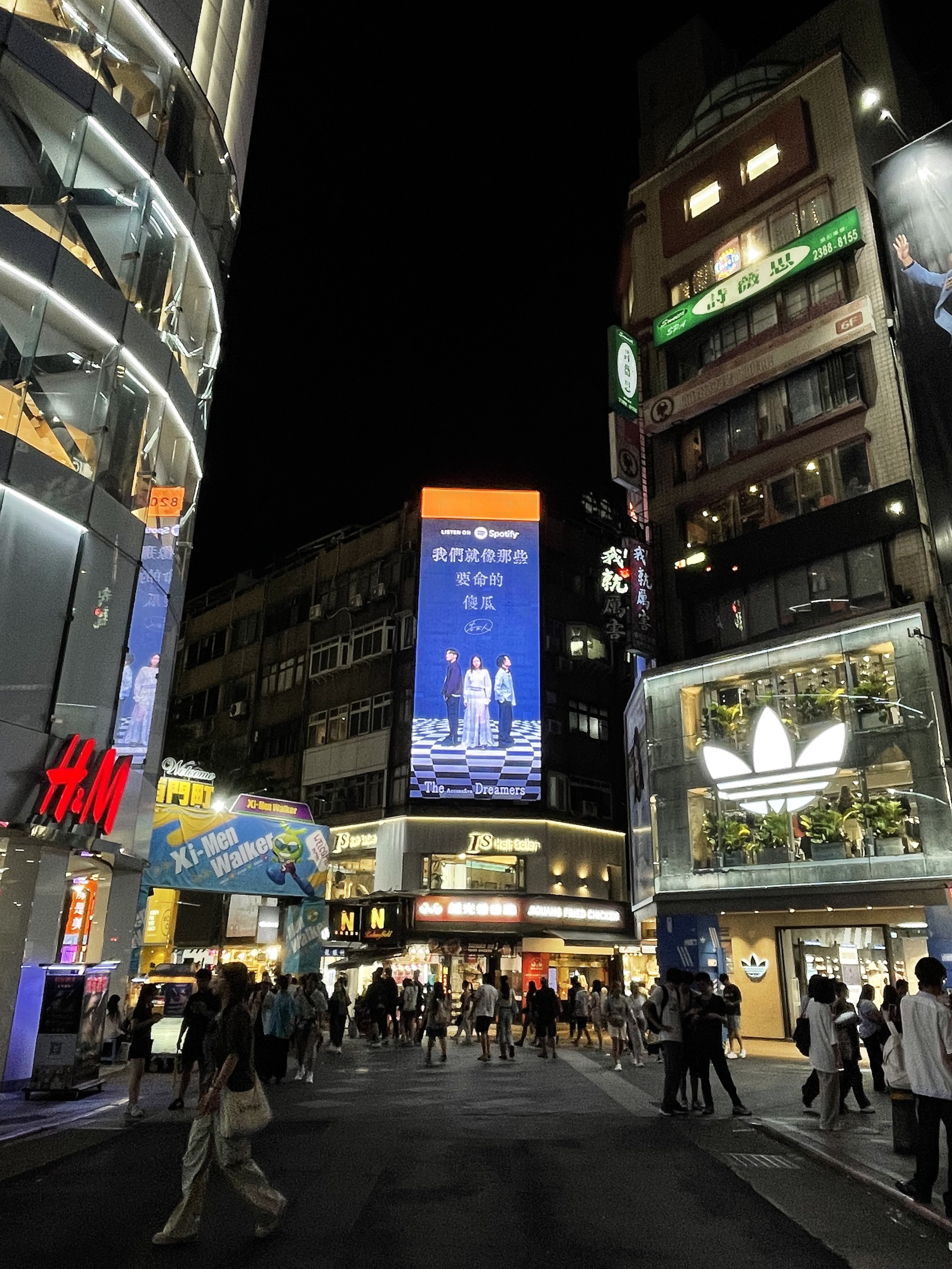西門街頭與台北25個捷運站都能看到告五人《黑夜狂奔》MV片段。（相信音樂提供）