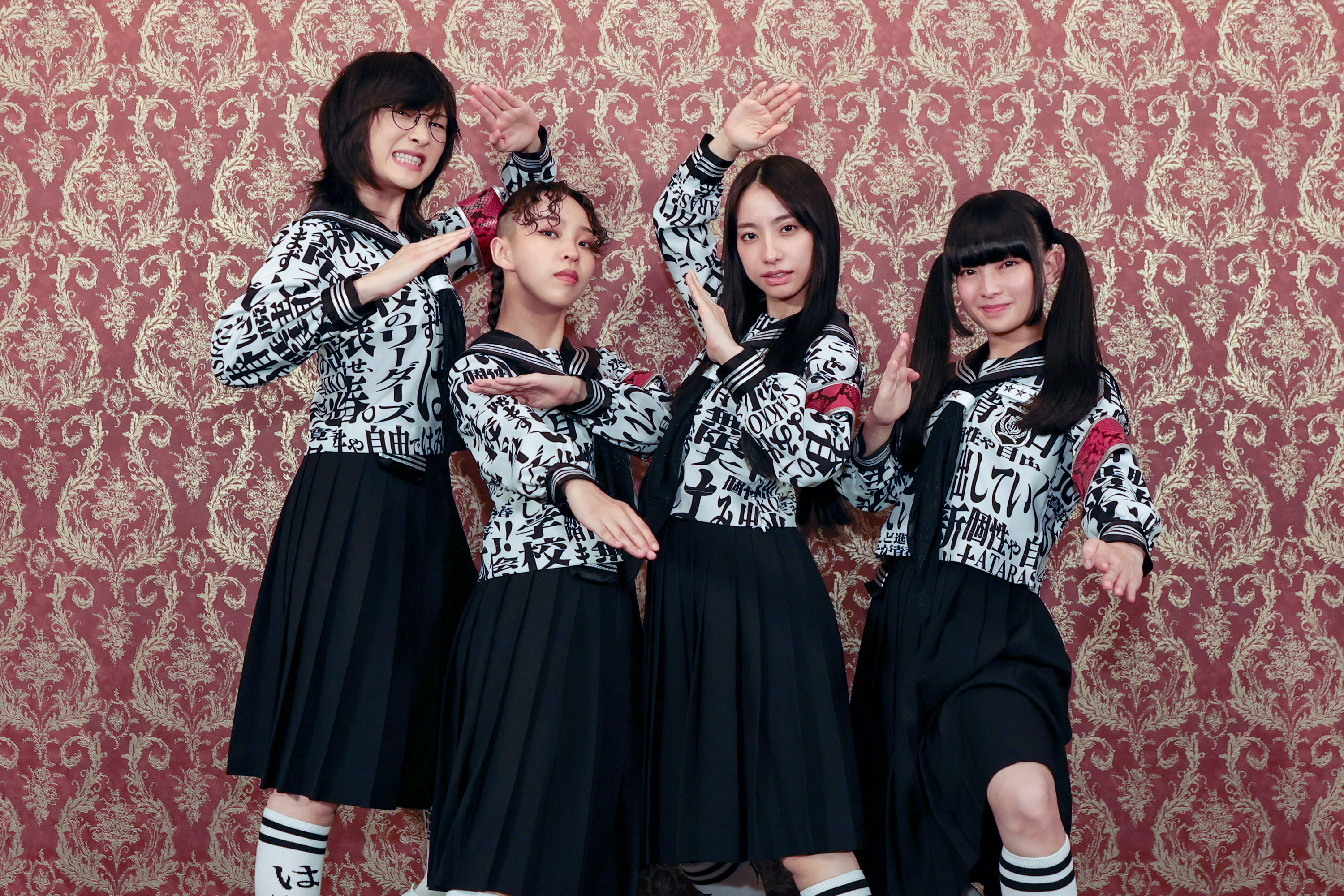 日本新學校領袖首次在台受訪，身上的制服寫滿了過往在她們襪子上的漢字。（88rising提供）