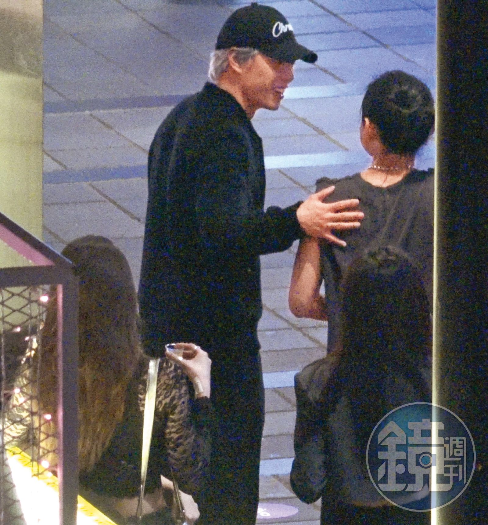 4月20日21:22,蔡瑞雪和2名女友人離開後,孫麥傑(中)和朋友繼續在夜店喝酒