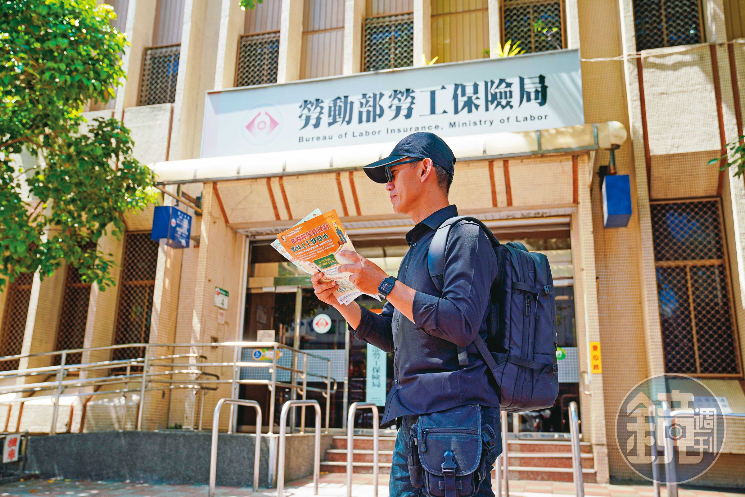51歲攝影師阿飛離開職場，專家建議，延續勞保年資、等60歲領年金是最好選擇。