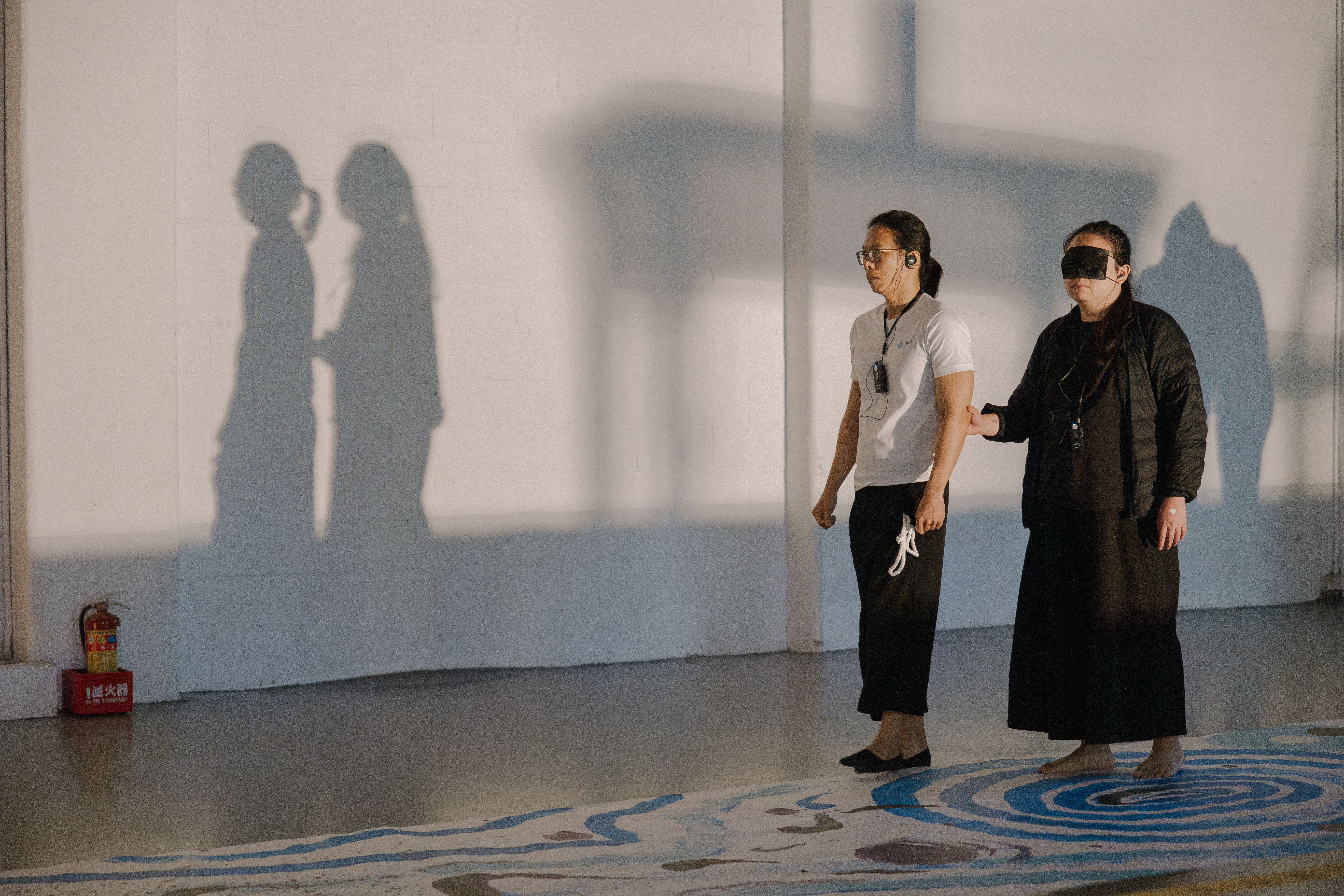 「復元長路」體驗約1小時，民眾需全程脫鞋，部分展區需矇住眼睛，在引路人的陪伴下，透過聲音、觸覺探索倖存者的內心世界。（社團法人暖暖Sunshine協會提供）