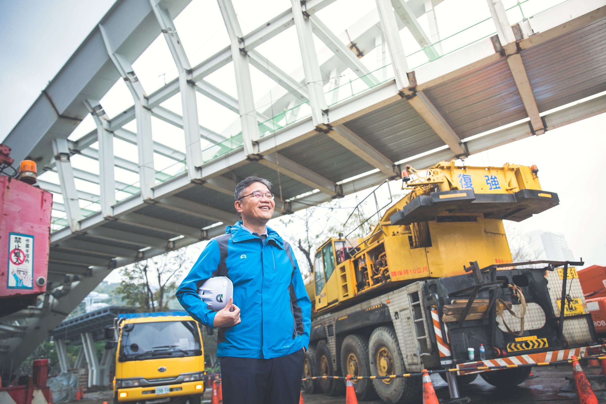 安倉規劃在3月上市櫃，張立雍的目的就是想讓公司規模擴大，好承接更大的工程標案。圖示為預計5月完工，連通南港車站、台北流行音樂中心、世界明珠商辦大樓的南港立體連通平台工地。