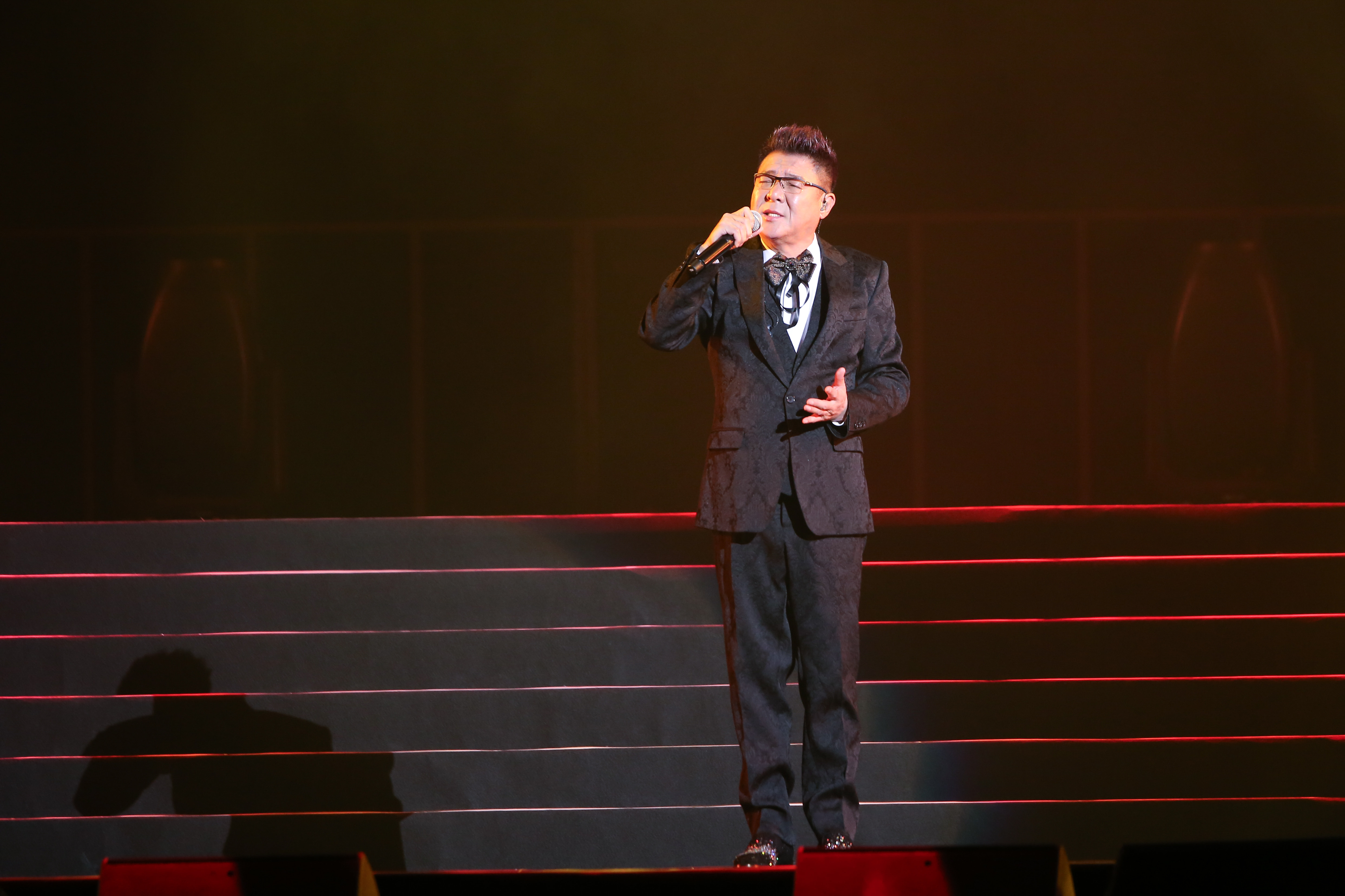 睽違8年,姜育恆重返台北小巨蛋舉辦《人生的路》演唱會。