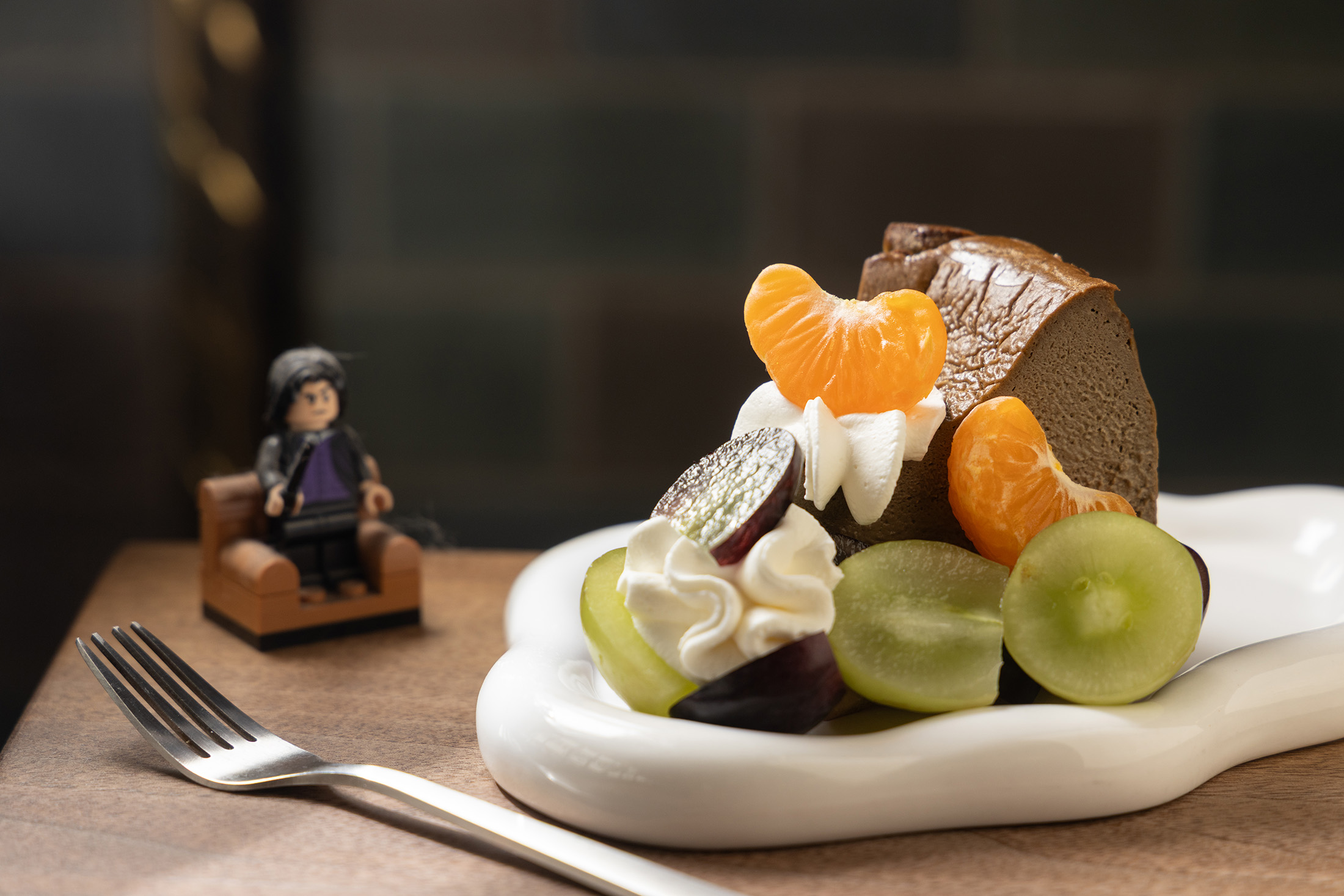 屏東標本甜點店「mimi köri cafe ミミ小秘密」的「日本京都焙茶軟心巴斯克」，揉合焙茶的深邃茶香，濕潤軟心的質地在舌尖化開，是茶味愛好者的不二之選。（175元／片）
