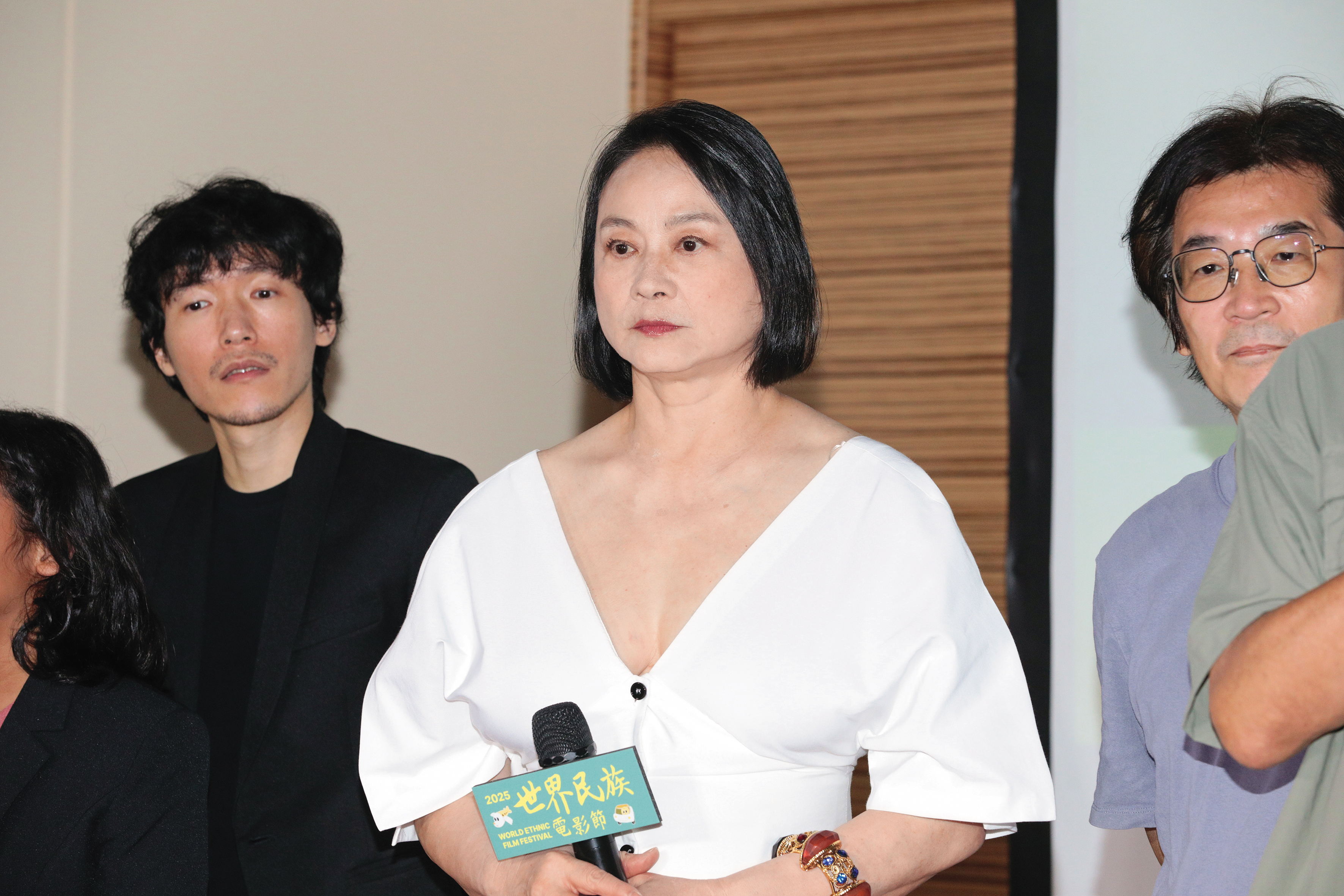 小芬姐粉底色號確定有選對嗎？這look讓人不想「斗內」，而是有點「抖餒」…