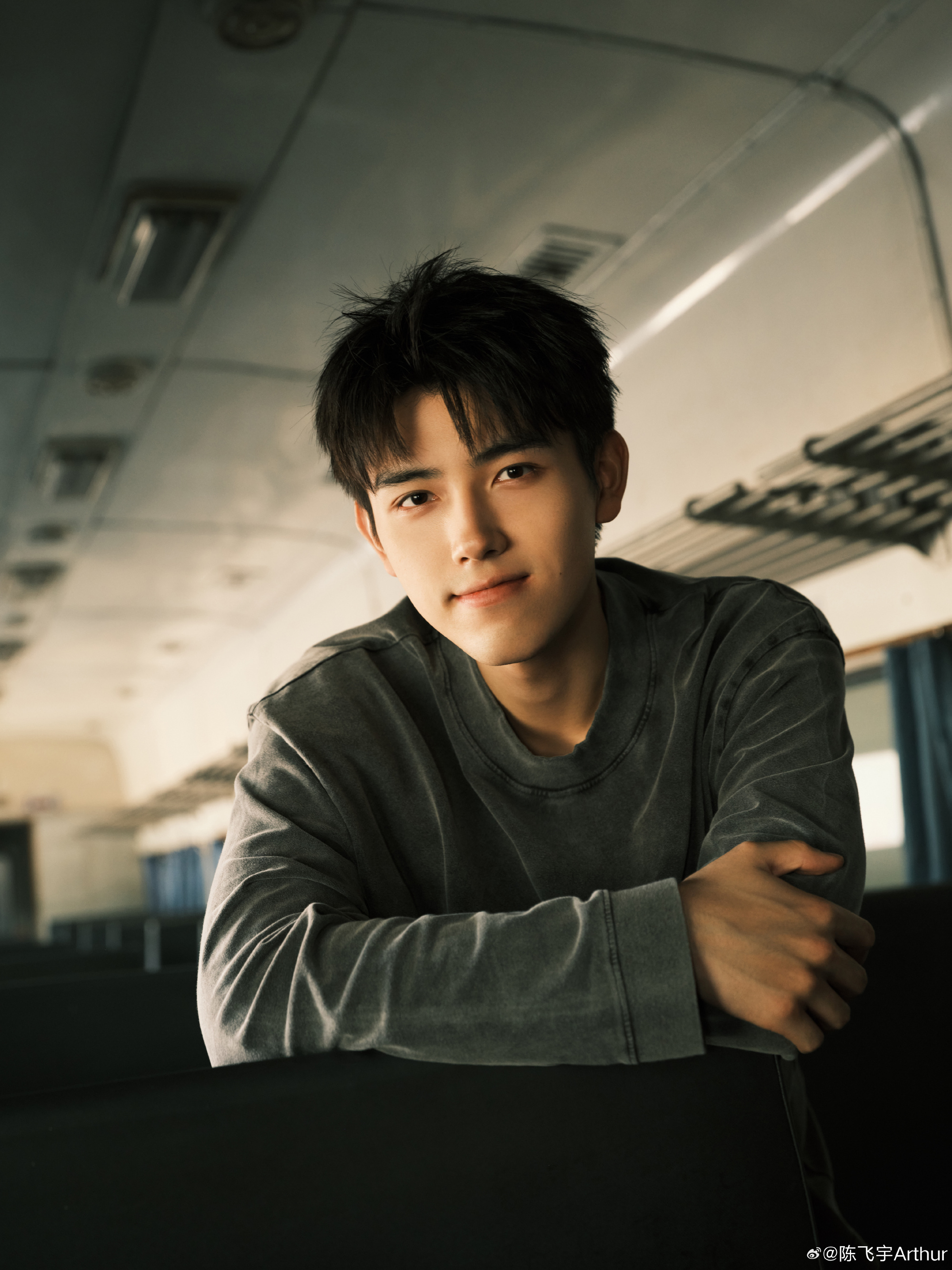 中國大陸男星陳飛宇在父母陳凱歌、陳紅的安排下出道,17歲拍的首部電影《秘果》還與歐陽娜娜爆緋聞。(翻攝自陳飛宇微博)