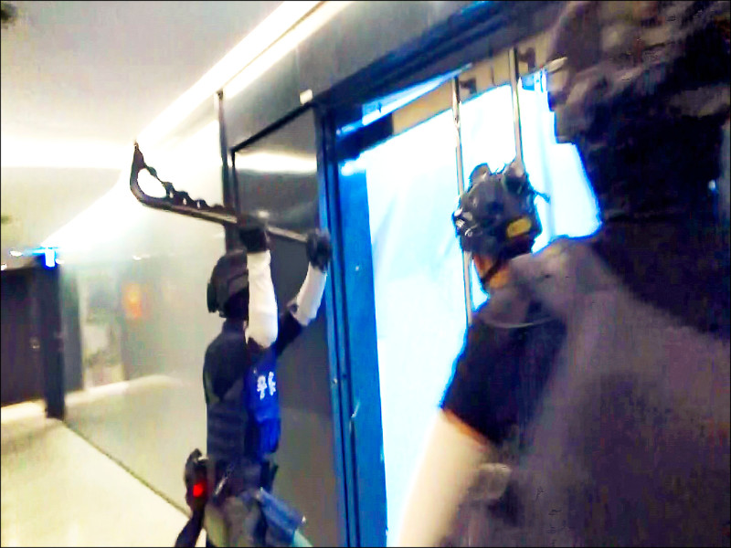 維安特警持破門器，砸破玻璃，進入機房。（警方提供）