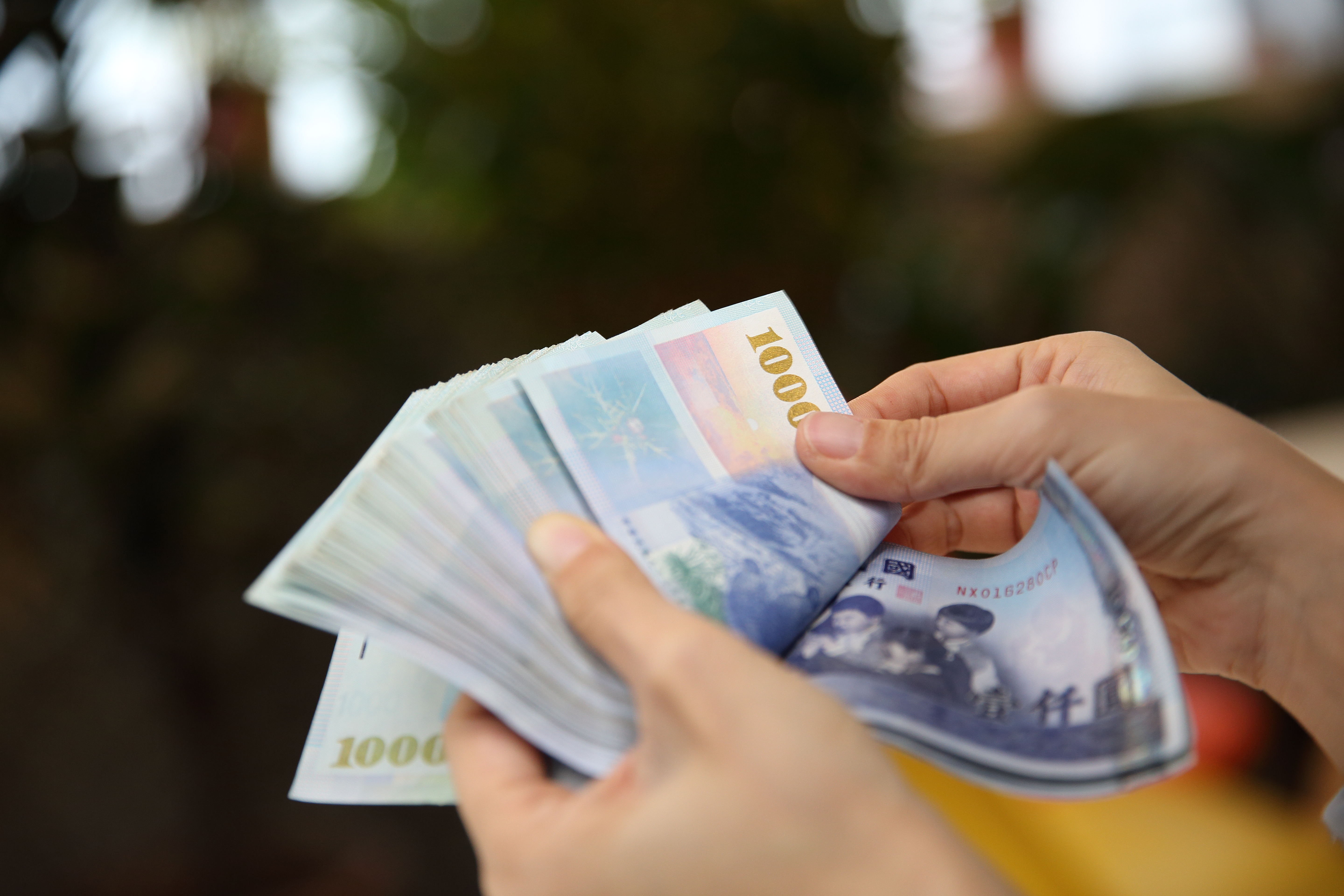 有位公務員近日在「Dcard」論壇po文，提到自己存了不少錢，有想要提早退休的念頭。（示意圖，本刊資料照）