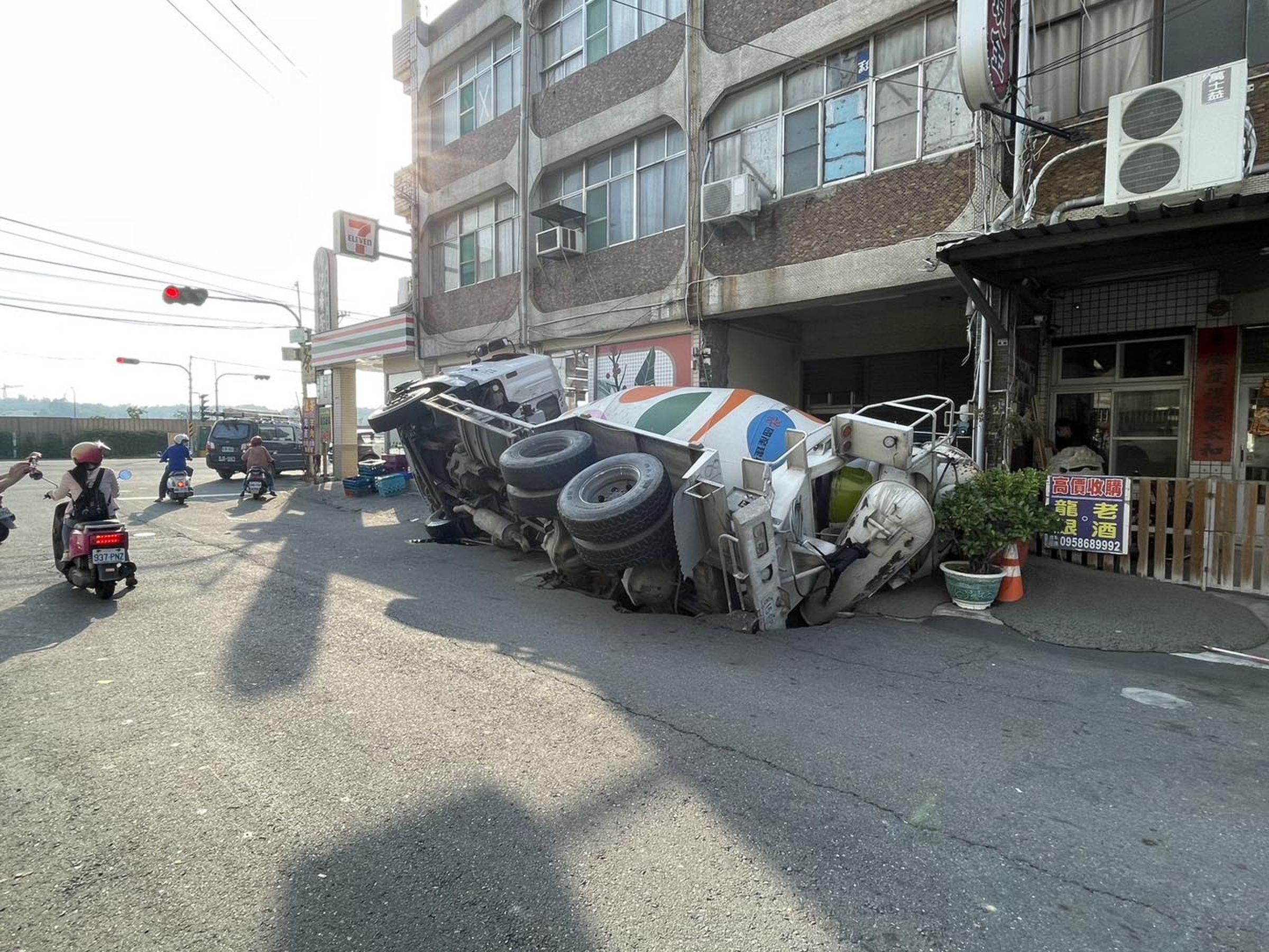 高雄市大寮區自由路24日發生道路塌陷,造成一輛水泥預拌車翻覆。(翻攝臉書《Care高雄 》)