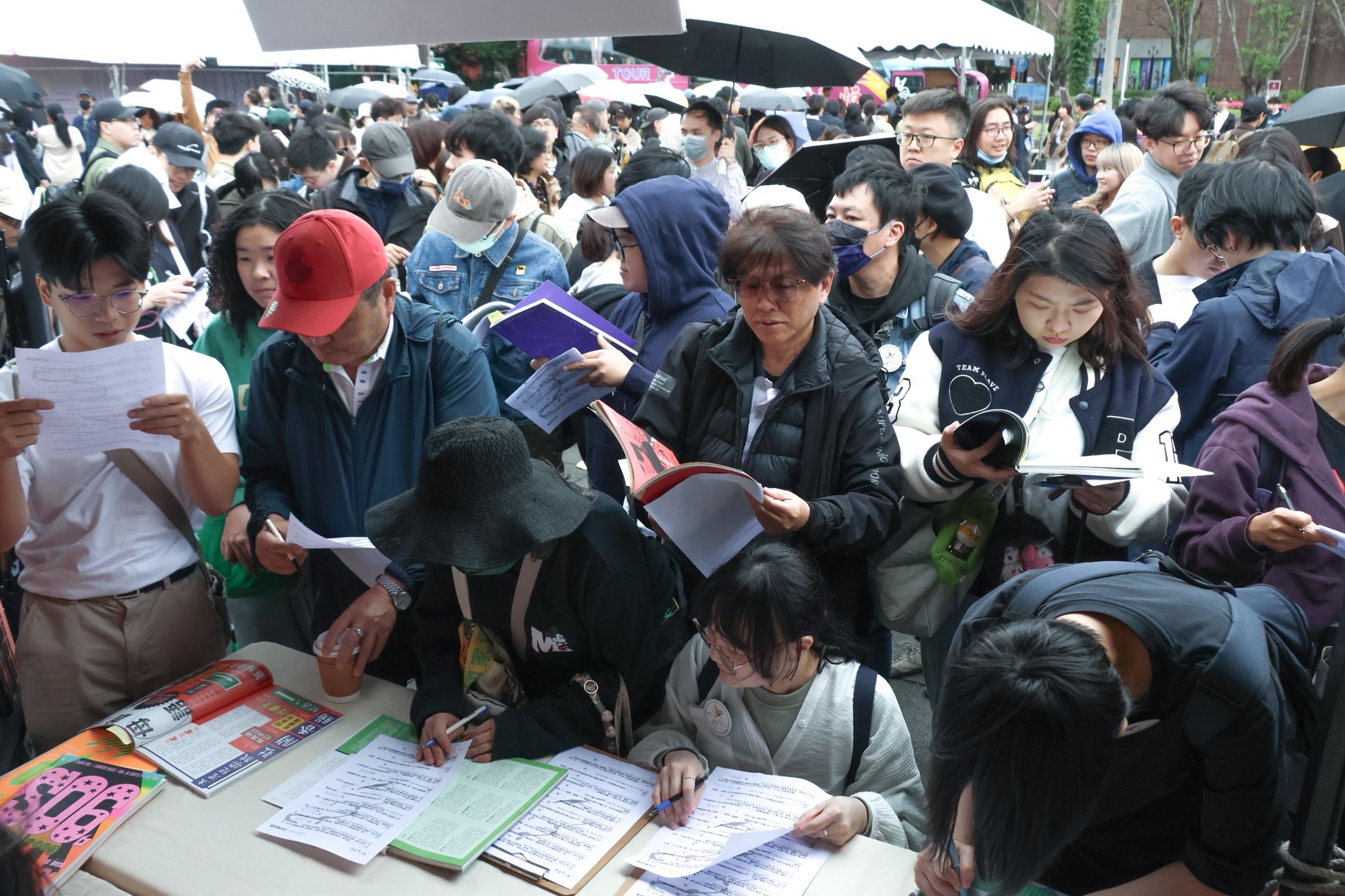 今年共生音樂節「民主學習單」互動盛況。(文總提供)