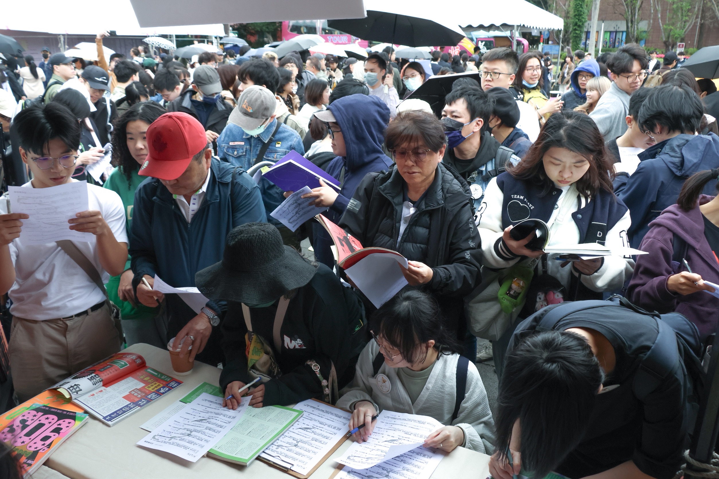 今年共生音樂節「民主學習單」互動盛況。（文總提供）
