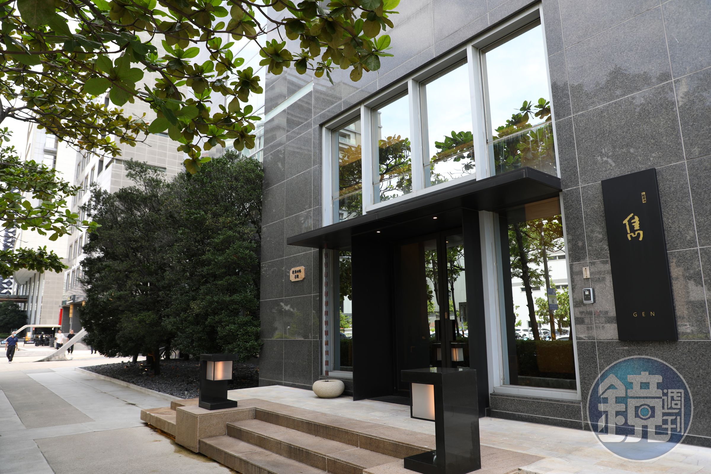 高雄前鎮軟體園區是不少高檔餐廳聚集地，位於國城UFO總部一樓的「雋GEN by Matt Chen」是其中一馬當先的米其林一星餐廳。