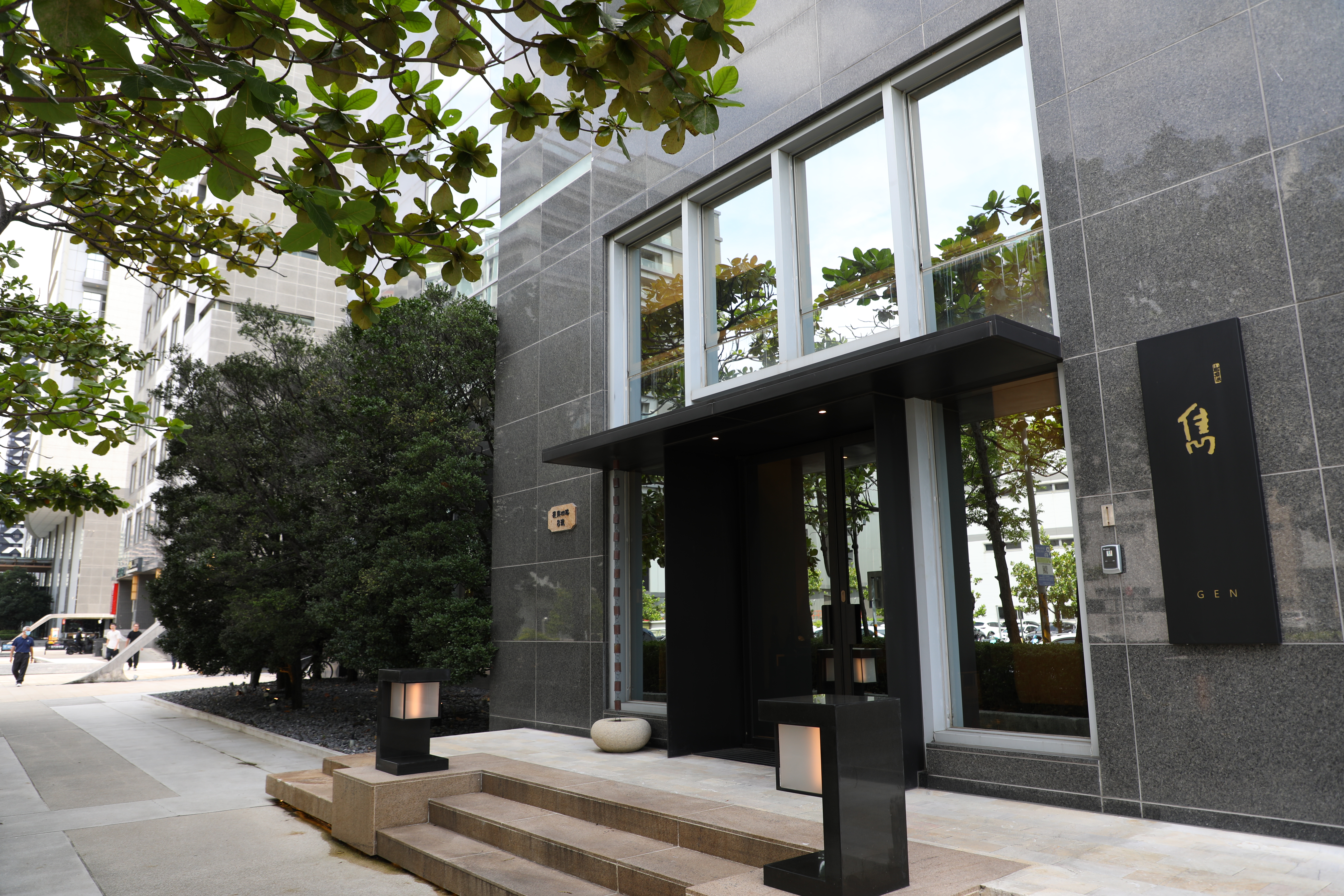 高雄前鎮軟體園區是不少高檔餐廳聚集地，位於國城UFO總部一樓的「雋GEN by Matt Chen」是其中一馬當先的米其林一星餐廳。