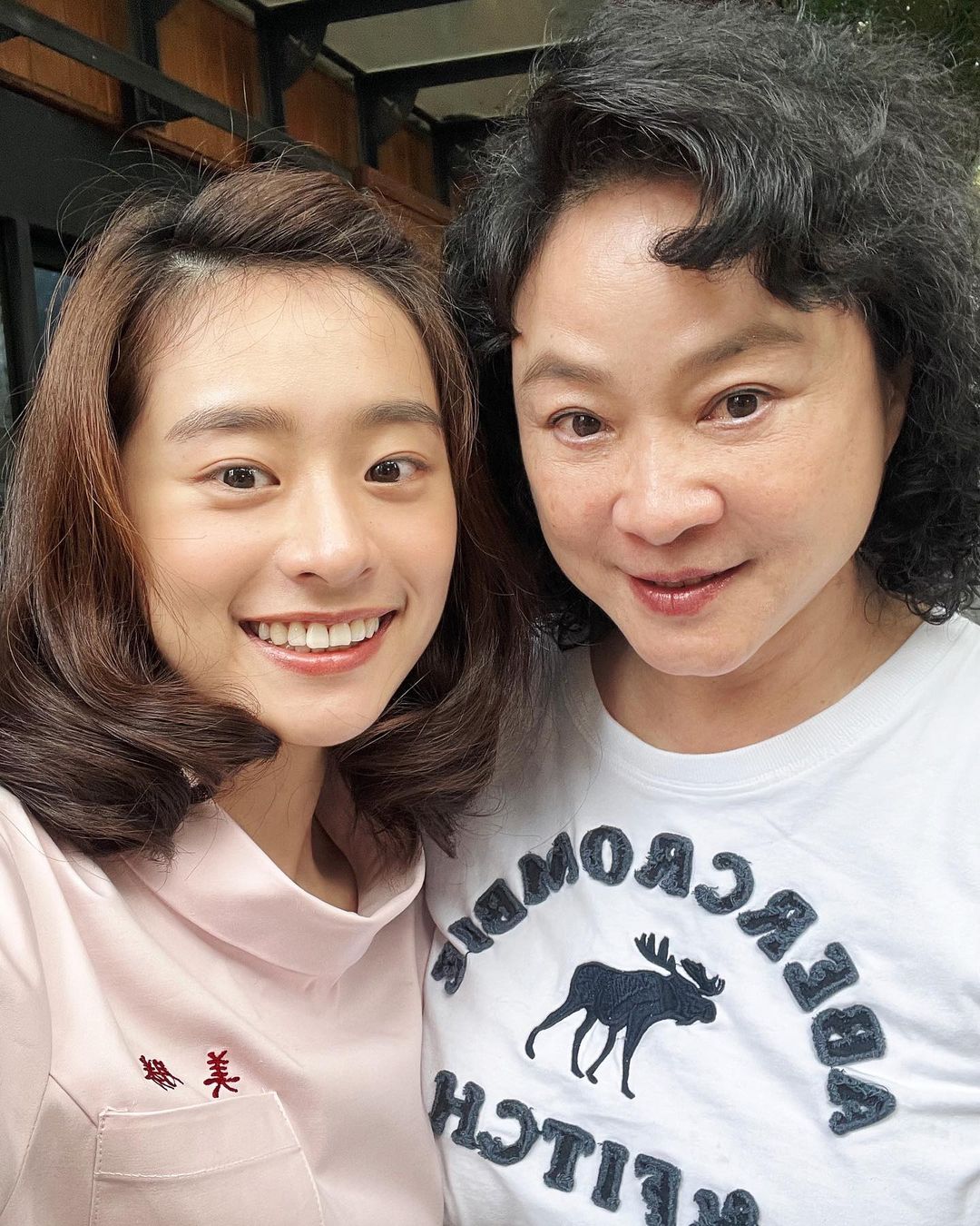 許莉廷（左）在國片《本日公休》飾演少女時期的陸小芬（右）。（翻攝自許莉廷臉書）