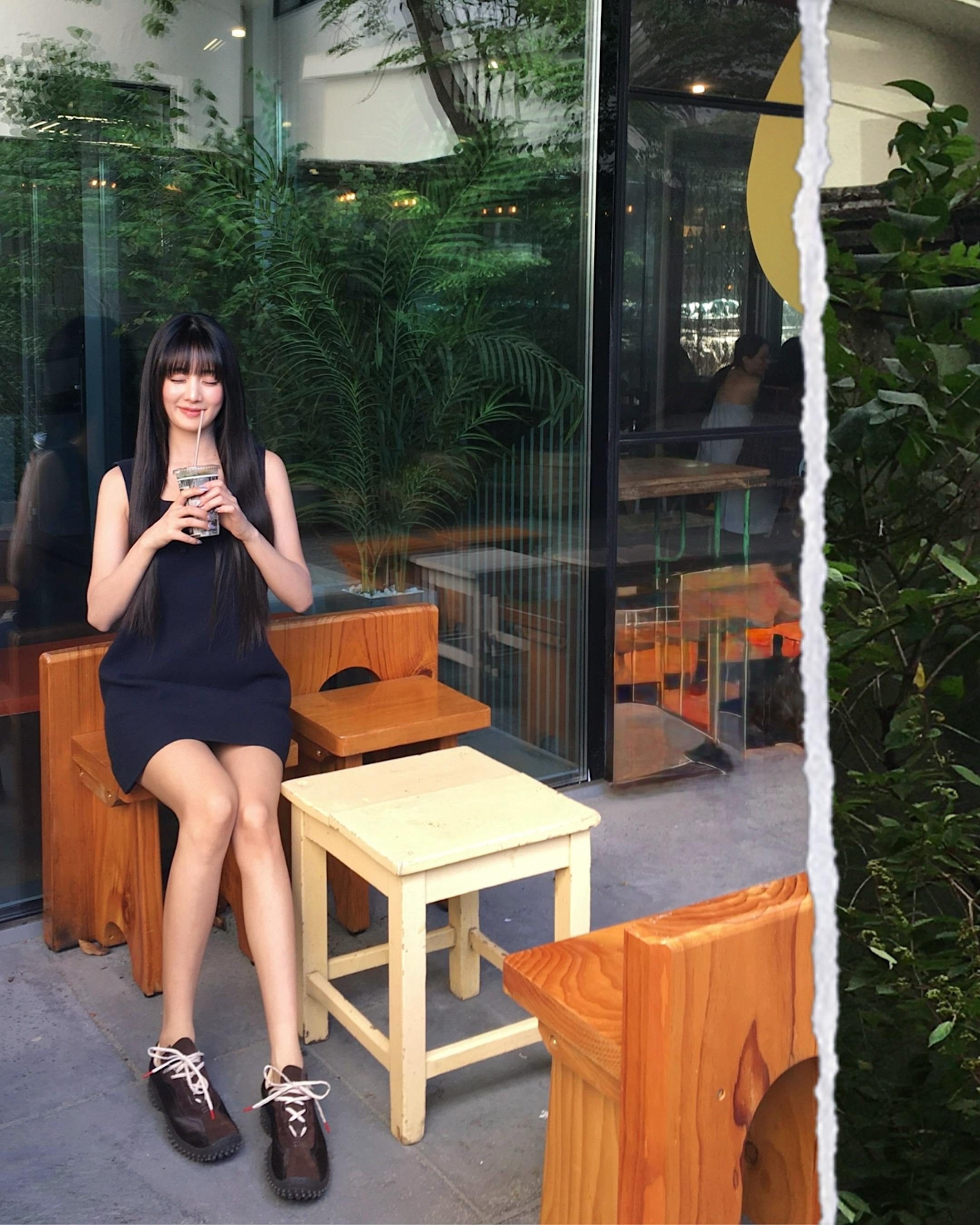 Minnie以深藍色迷你洋裝搭配Bubble Shoes，讓休閒鞋款中和洋裝的甜美氣息。（翻攝自Minnie IG）